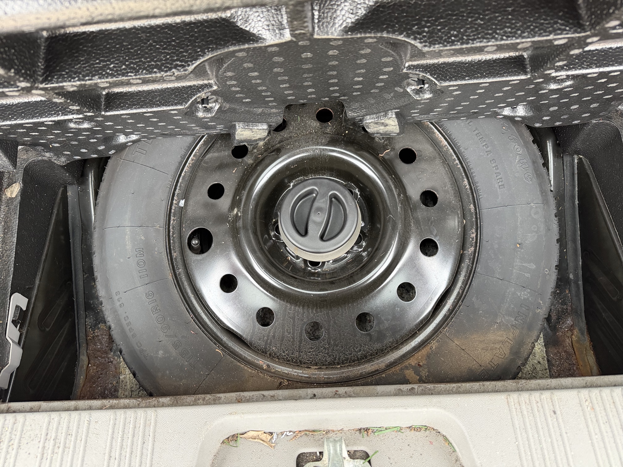 2003 saturn vue fwd with 178435 miles for sale near Elk River, Minnesota 106689_27_spare_tire.jpg