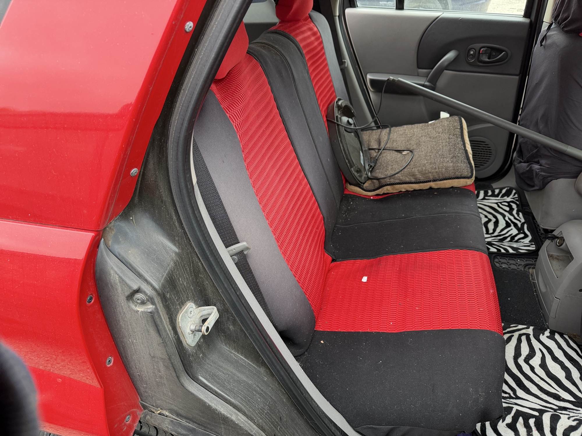 2003 saturn vue fwd with 178435 miles for sale near Elk River, Minnesota 106689_28_pass_rear_seat.jpg