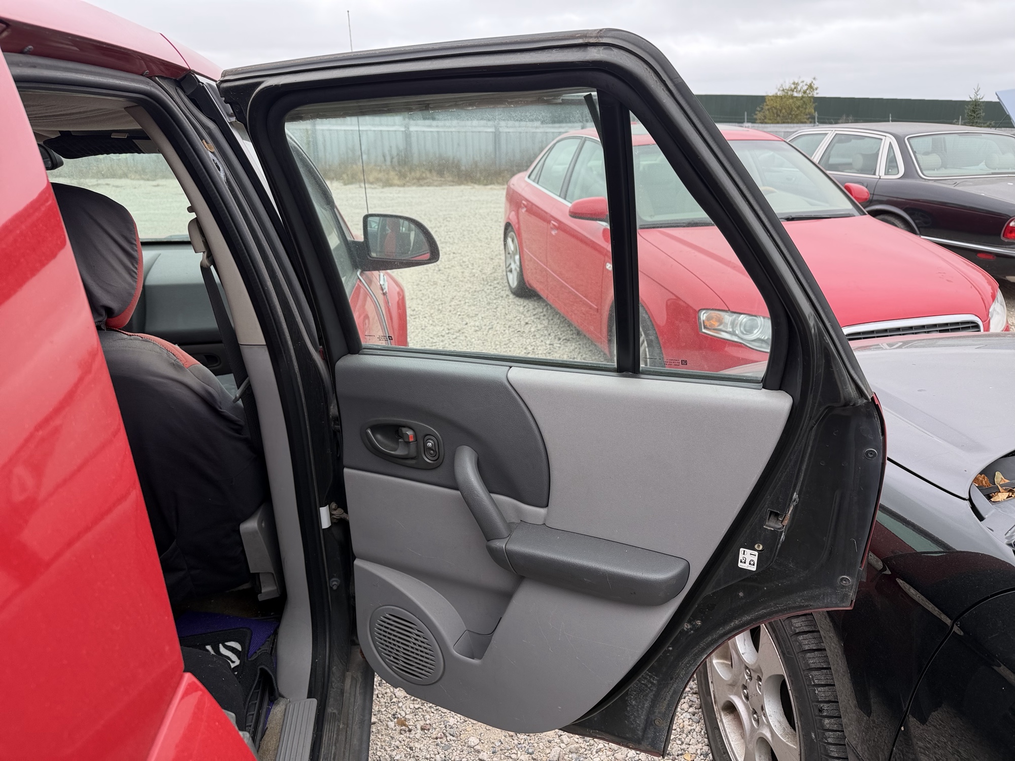 2003 saturn vue fwd with 178435 miles for sale near Elk River, Minnesota 106689_30_pass_rear_door_panel.jpg