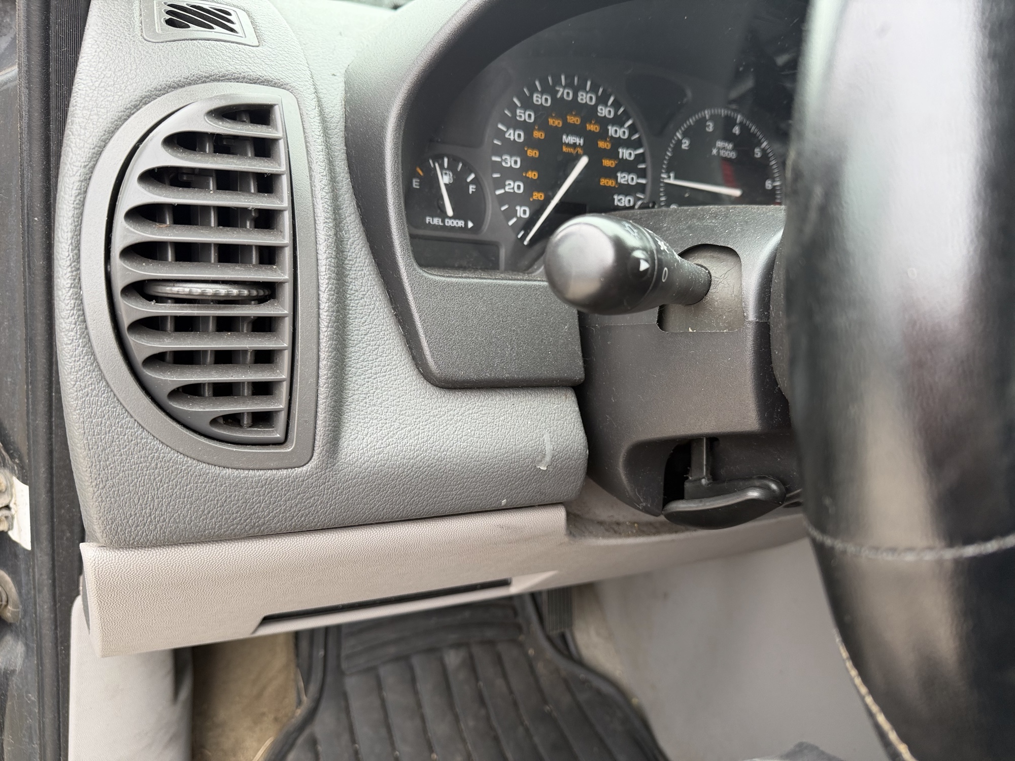 2003 saturn vue fwd with 178435 miles for sale near Elk River, Minnesota 106689_37_left_of_steering_wheel.jpg