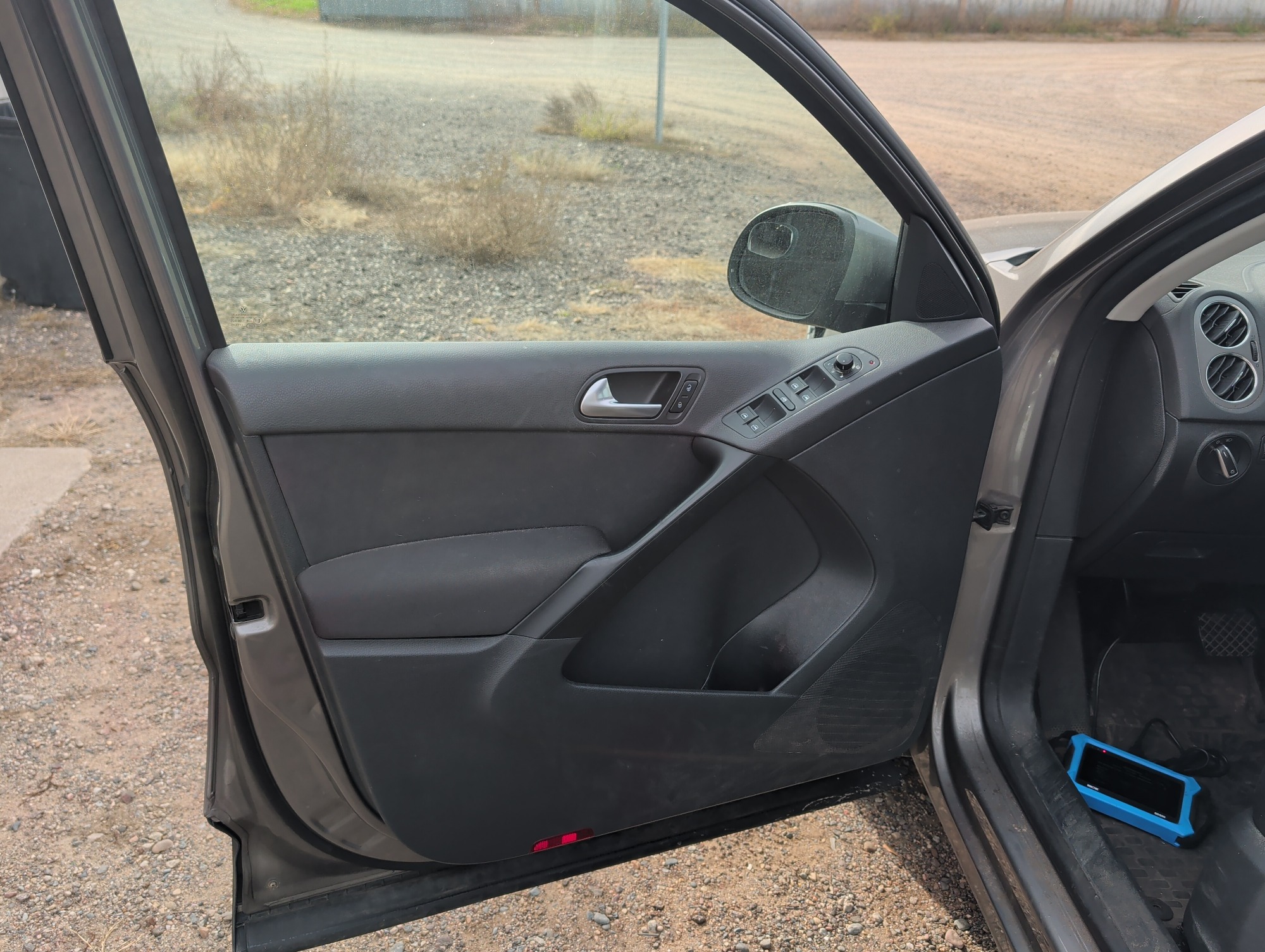 2011 volkswagen tiguan s with 149749 miles for sale near Elk River, Minnesota 106692_23_driver_door_panel.jpg