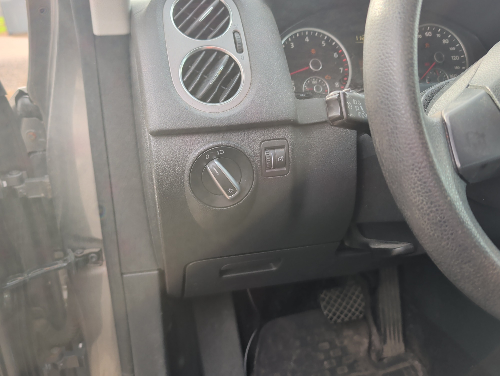 2011 volkswagen tiguan s with 149749 miles for sale near Elk River, Minnesota 106692_37_left_of_steering_wheel.jpg