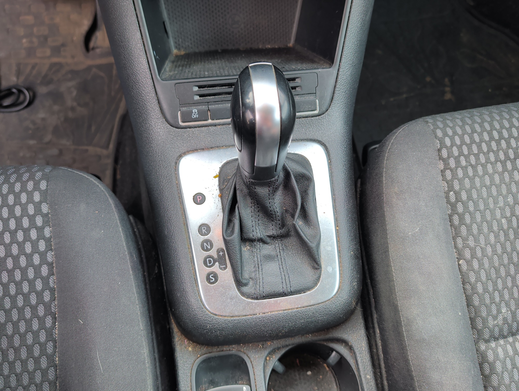 2011 volkswagen tiguan s with 149749 miles for sale near Elk River, Minnesota 106692_41_shifter.jpg