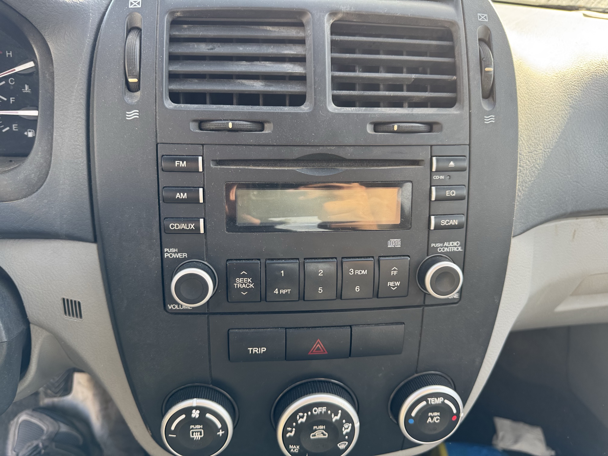 2007 kia spectra lx with 188719 miles for sale near Elk River, Minnesota 106695_39_radio_closeup.jpg