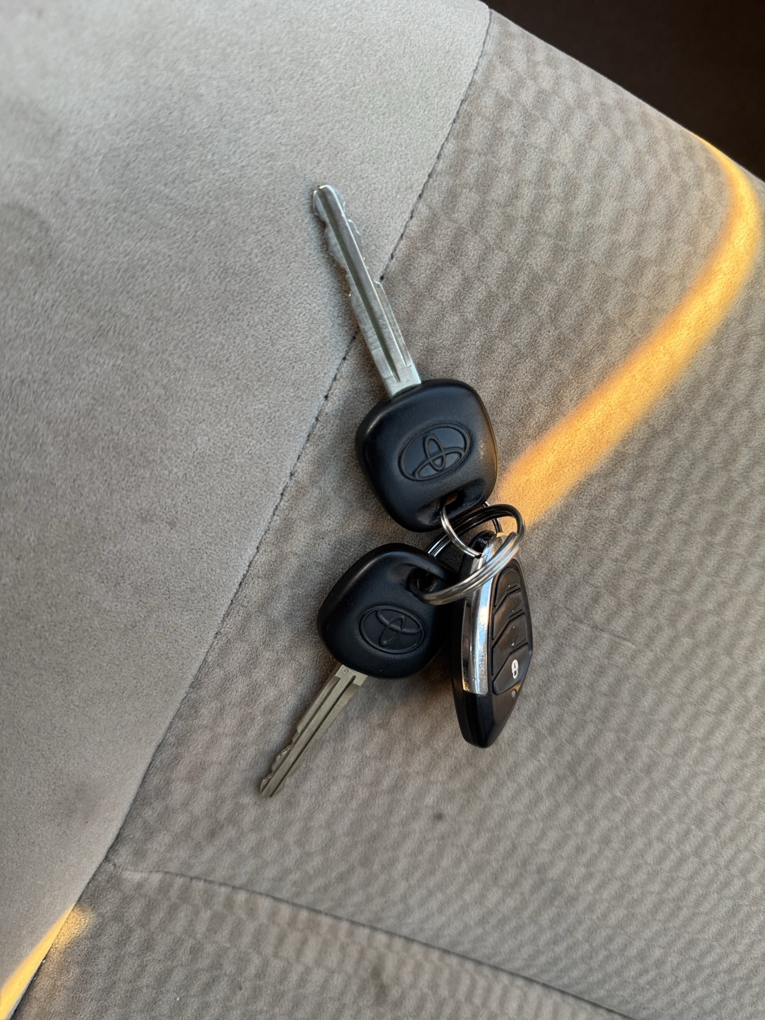 2007 toyota corolla ce with 160712 miles for sale near Elk River, Minnesota 106696_51_keys.jpg