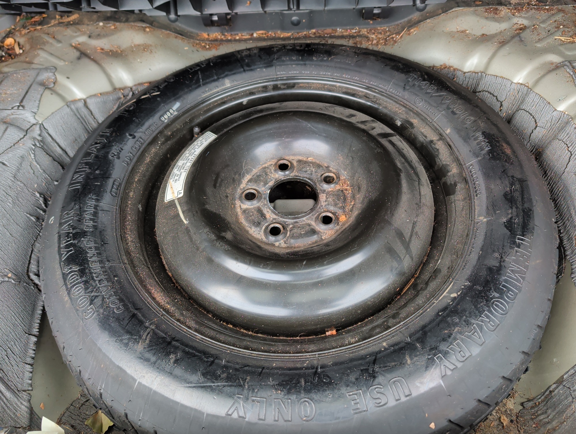 2009 honda element lx-4wd-at with 225737 miles for sale near Elk River, Minnesota 106701_27_spare_tire.jpg