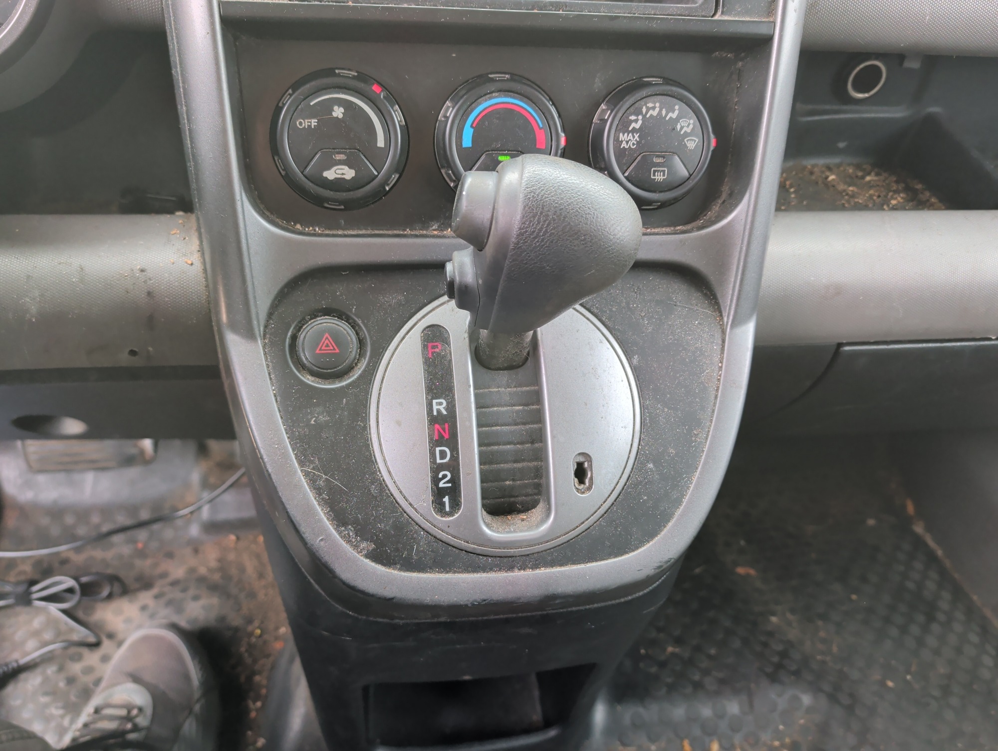 2009 honda element lx-4wd-at with 225737 miles for sale near Elk River, Minnesota 106701_41_shifter.jpg