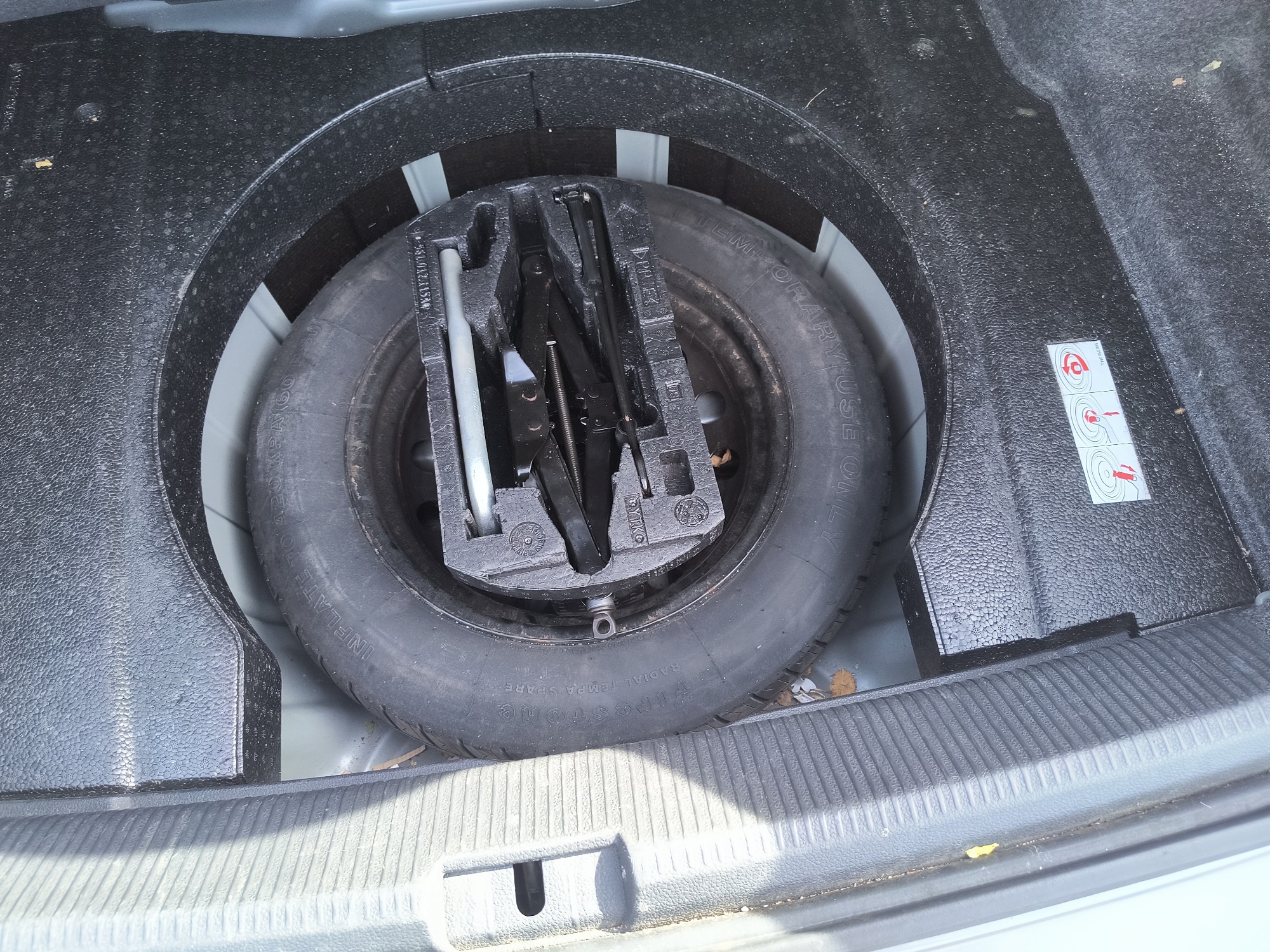 2012 volkswagen passat 2.5l-se-at with 146614 miles for sale near Elk River, Minnesota 106703_27_spare_tire.jpg