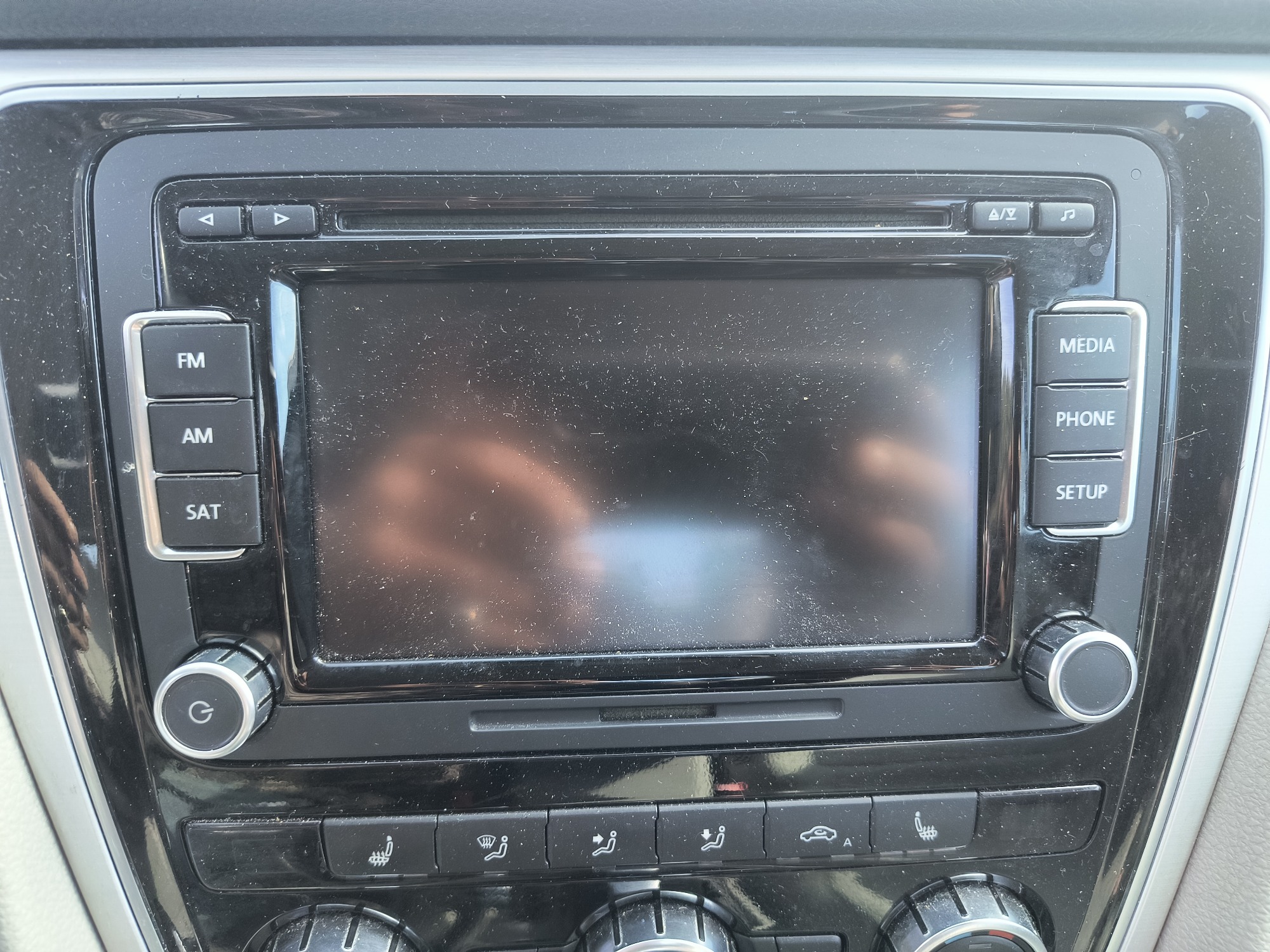 2012 volkswagen passat 2.5l-se-at with 146614 miles for sale near Elk River, Minnesota 106703_39_radio_closeup.jpg