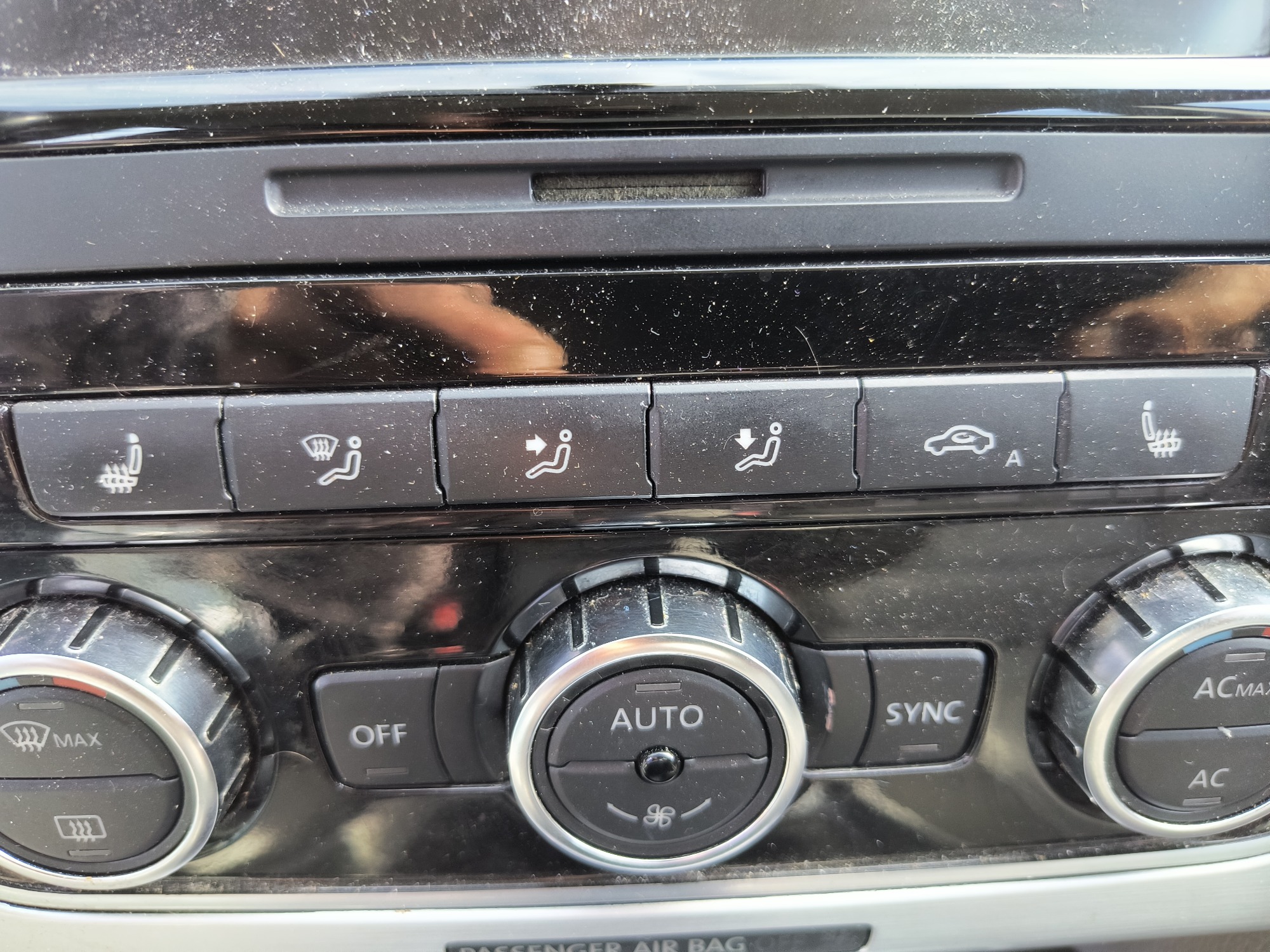 2012 volkswagen passat 2.5l-se-at with 146614 miles for sale near Elk River, Minnesota 106703_42_heated_seat_switches.jpg