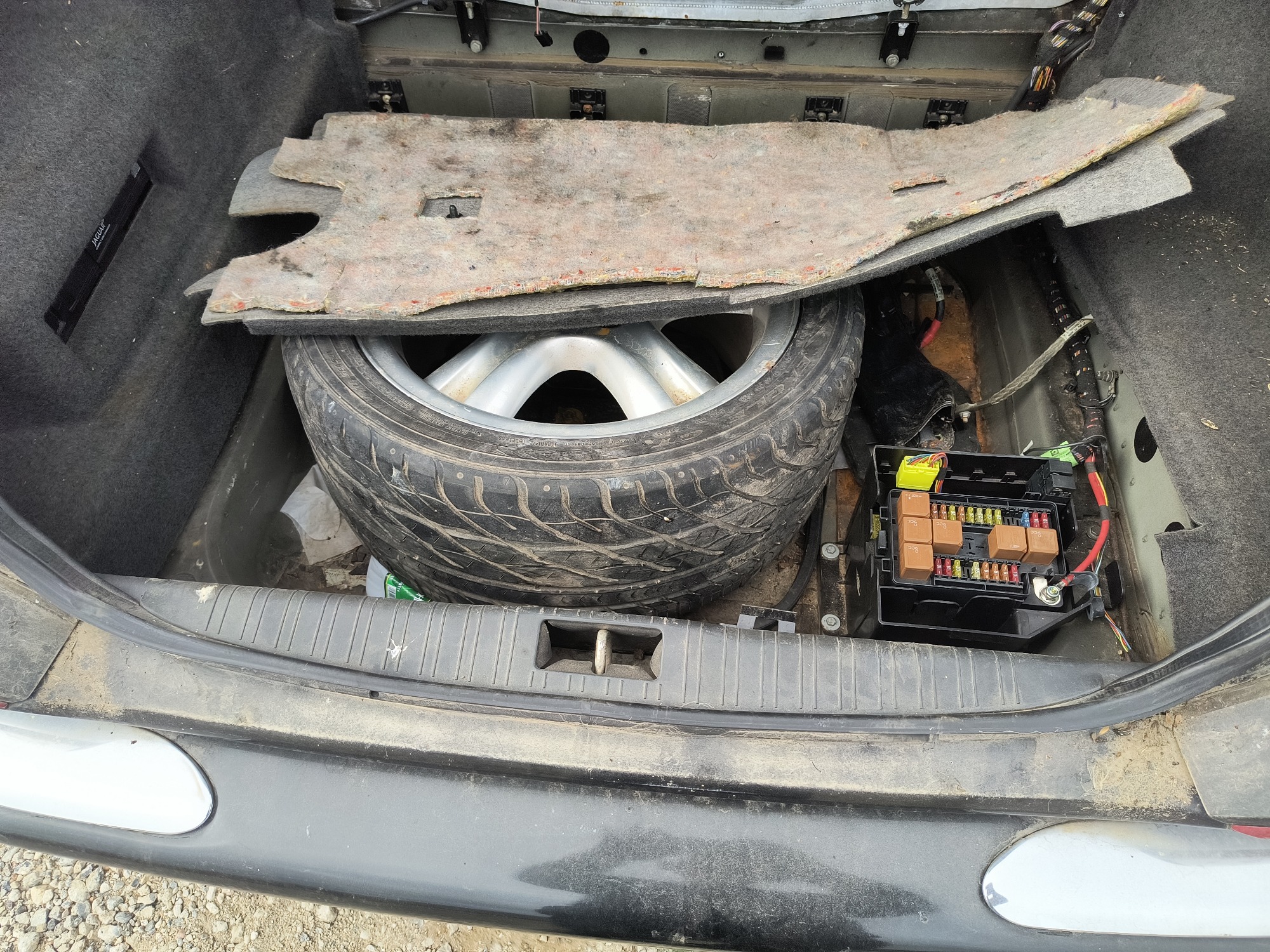 1999 jaguar xj-sedan xjr for sale near Elk River, Minnesota 106707_27_spare_tire.jpg
