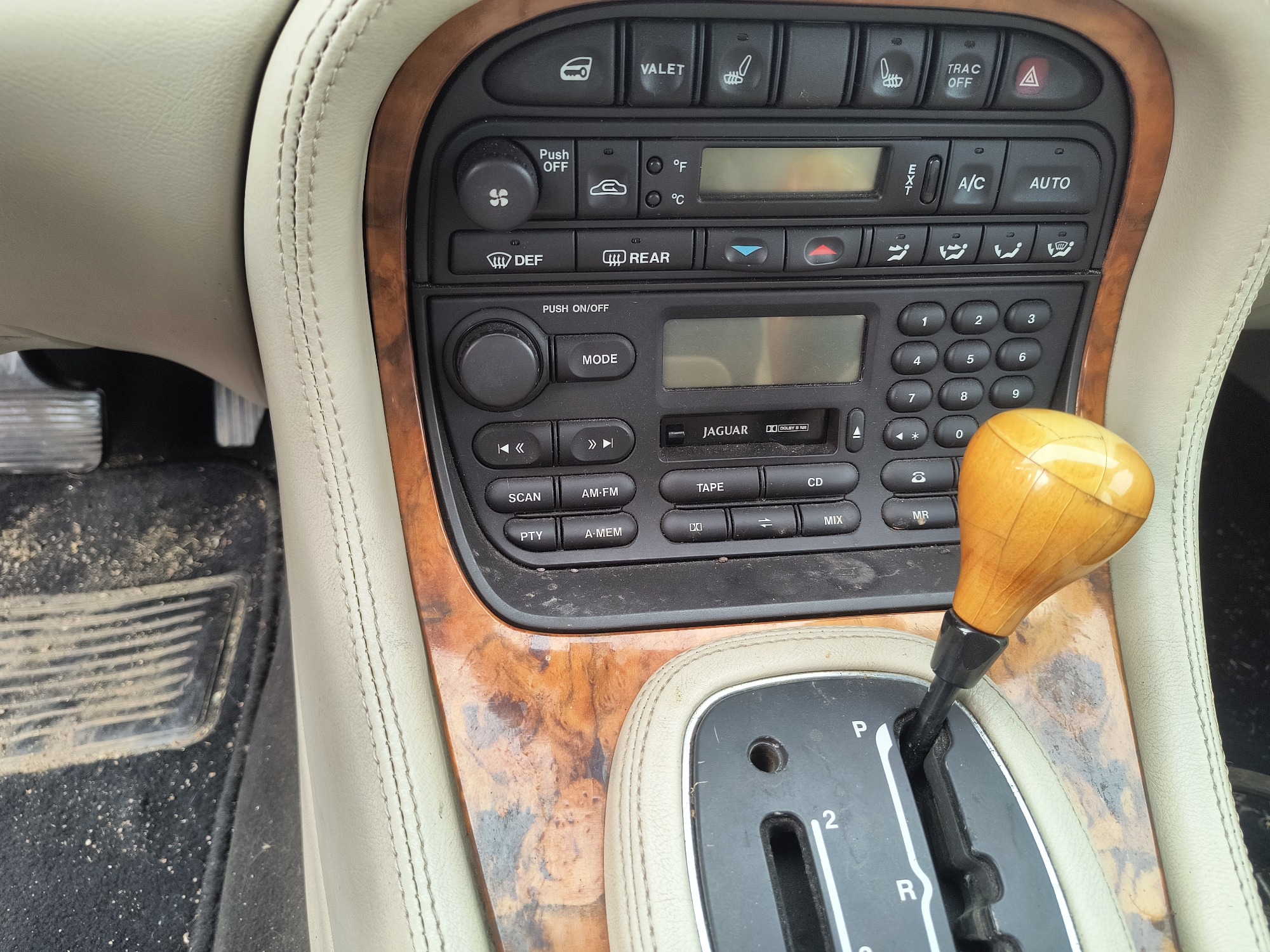 1999 jaguar xj-sedan xjr for sale near Elk River, Minnesota 106707_39_radio_closeup.jpg