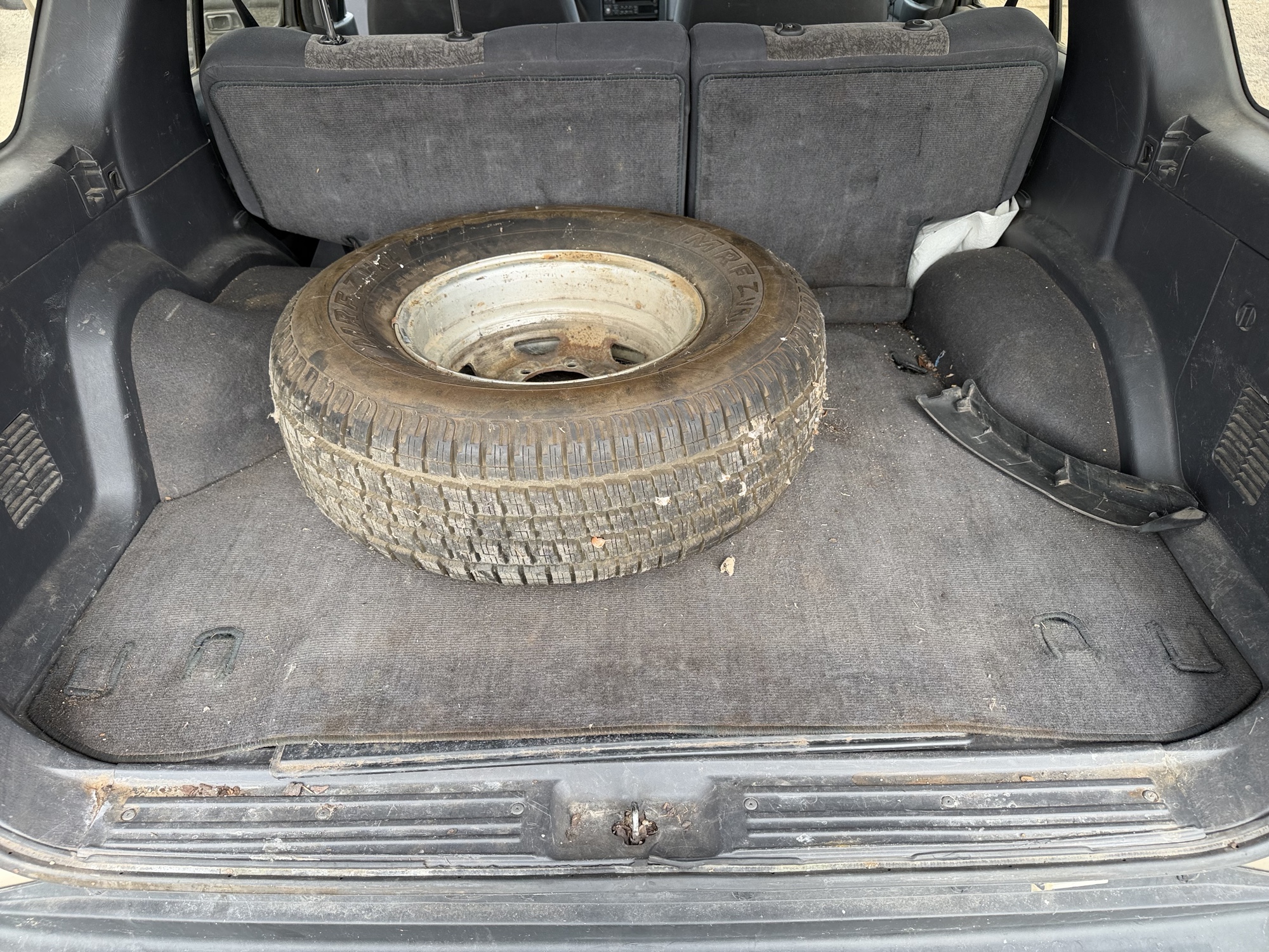 1997 nissan pathfinder xe-4-door-4wd with 97077 miles for sale near Elk River, Minnesota 106712_26_trunk.jpg