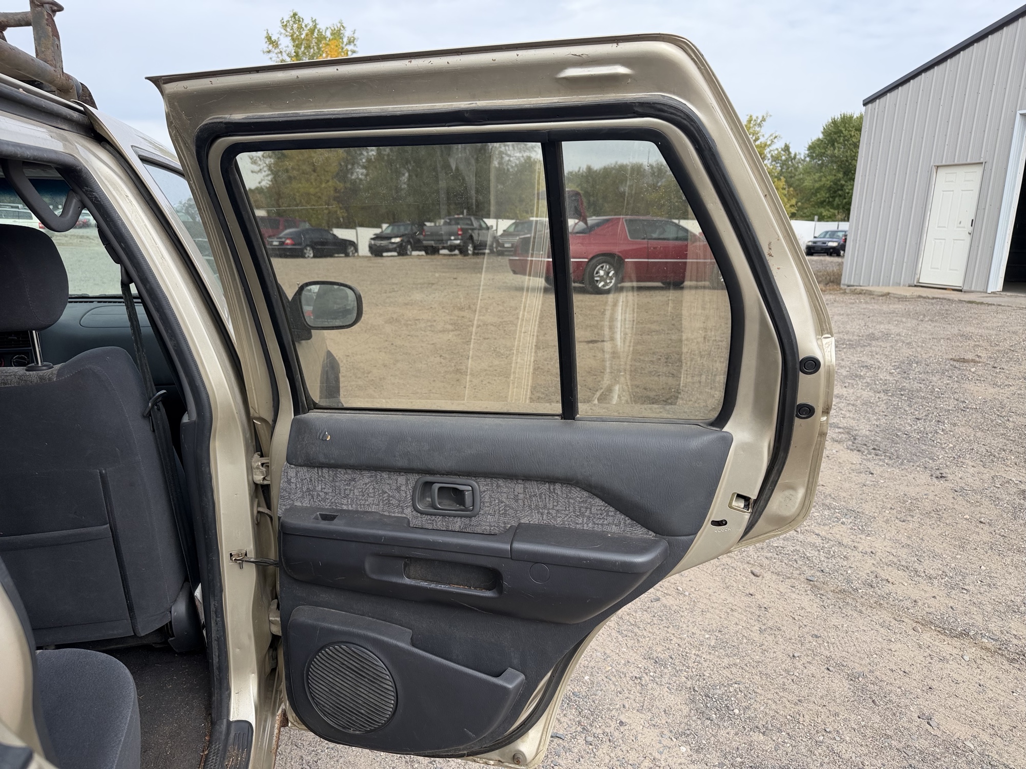 1997 nissan pathfinder xe-4-door-4wd with 97077 miles for sale near Elk River, Minnesota 106712_30_pass_rear_door_panel.jpg