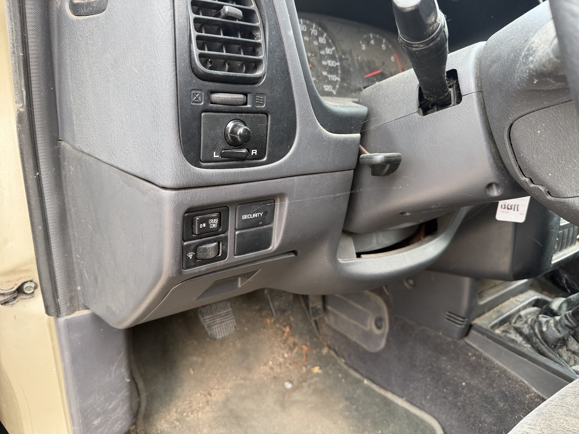 1997 nissan pathfinder xe-4-door-4wd with 97077 miles for sale near Elk River, Minnesota 106712_37_left_of_steering_wheel.jpg