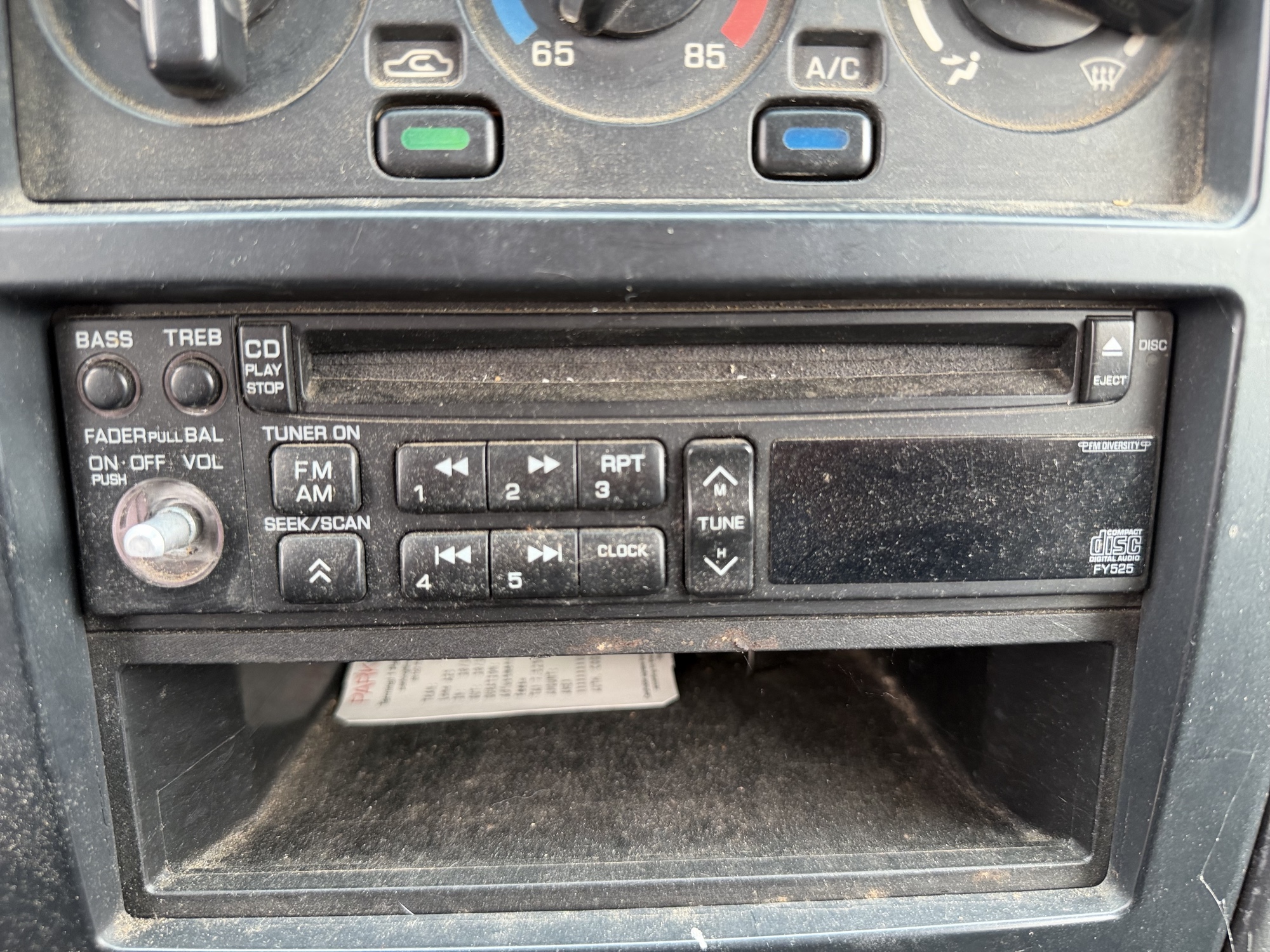 1997 nissan pathfinder xe-4-door-4wd with 97077 miles for sale near Elk River, Minnesota 106712_39_radio_closeup.jpg