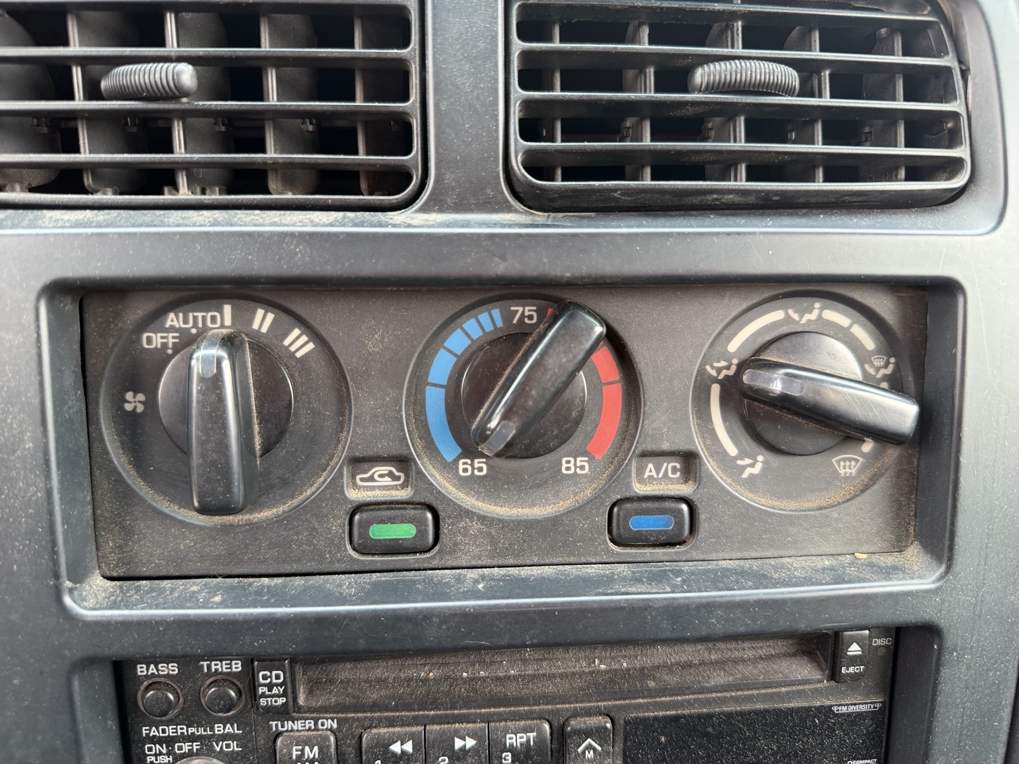 1997 nissan pathfinder xe-4-door-4wd with 97077 miles for sale near Elk River, Minnesota 106712_40_climate_control.jpg