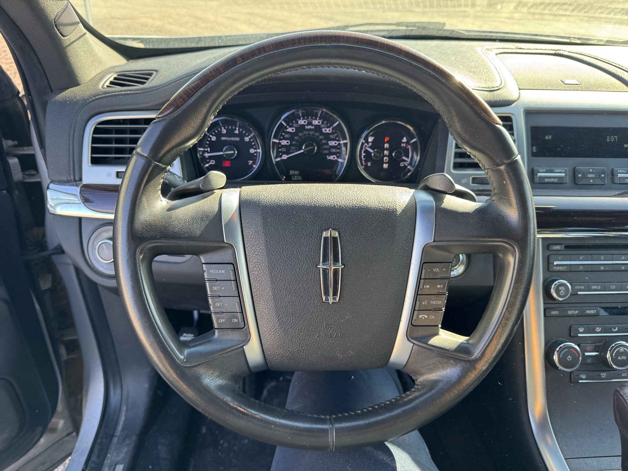 2010 lincoln mks 3.7l-fwd with 233502 miles for sale near Elk River, Minnesota 106714_36_steering_wheel.jpg