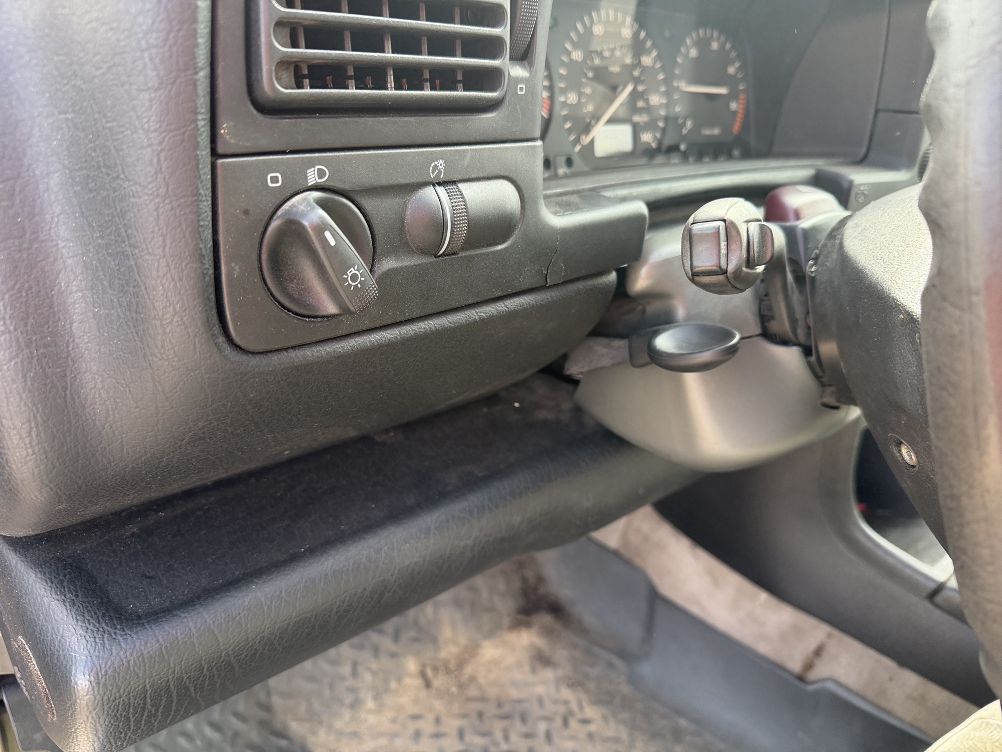 1996 volkswagen passat tdi with 310543 miles for sale near Elk River, Minnesota 106718_37_left_of_steering_wheel.jpg