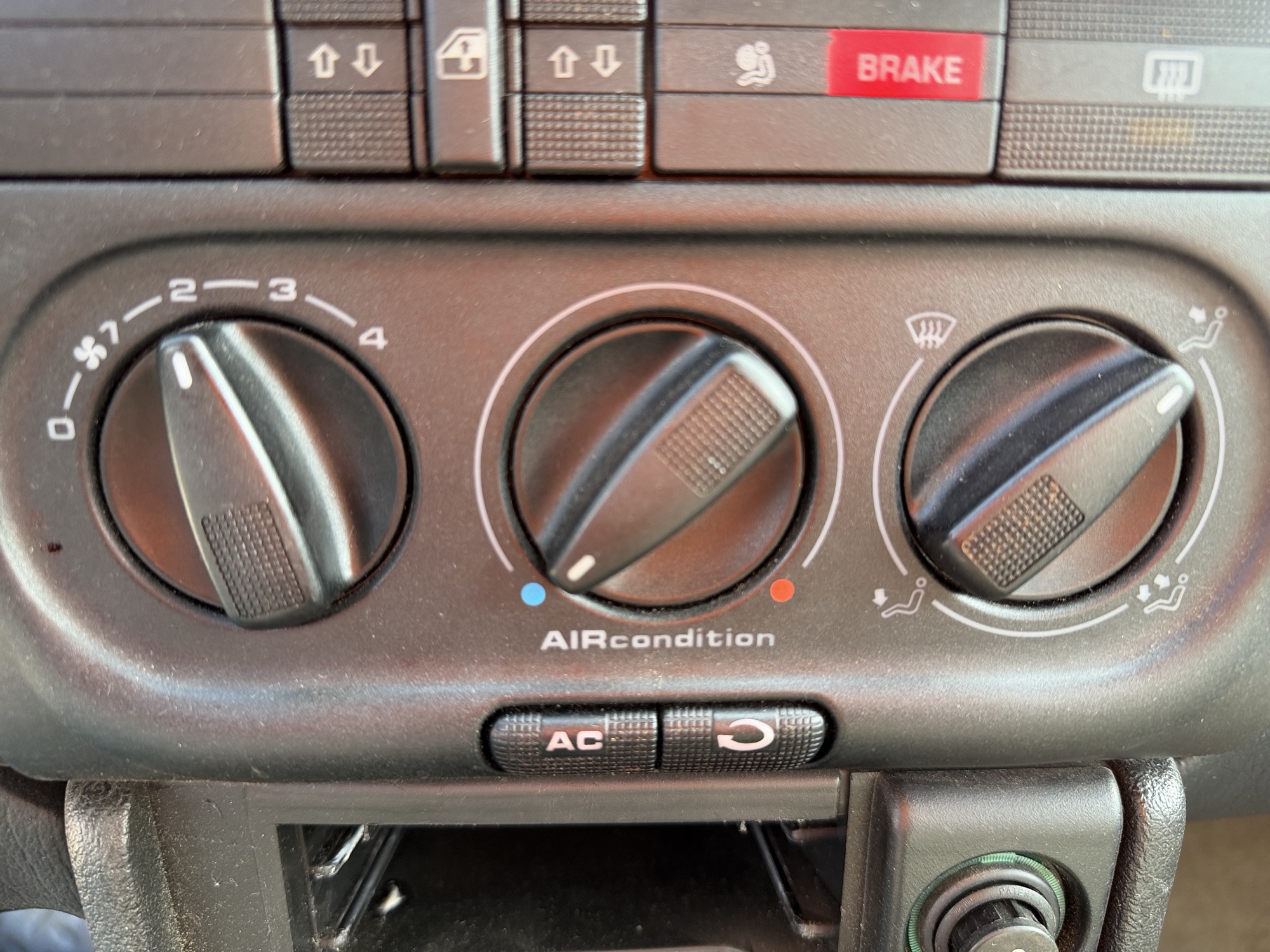1996 volkswagen passat tdi with 310543 miles for sale near Elk River, Minnesota 106718_40_climate_control.jpg