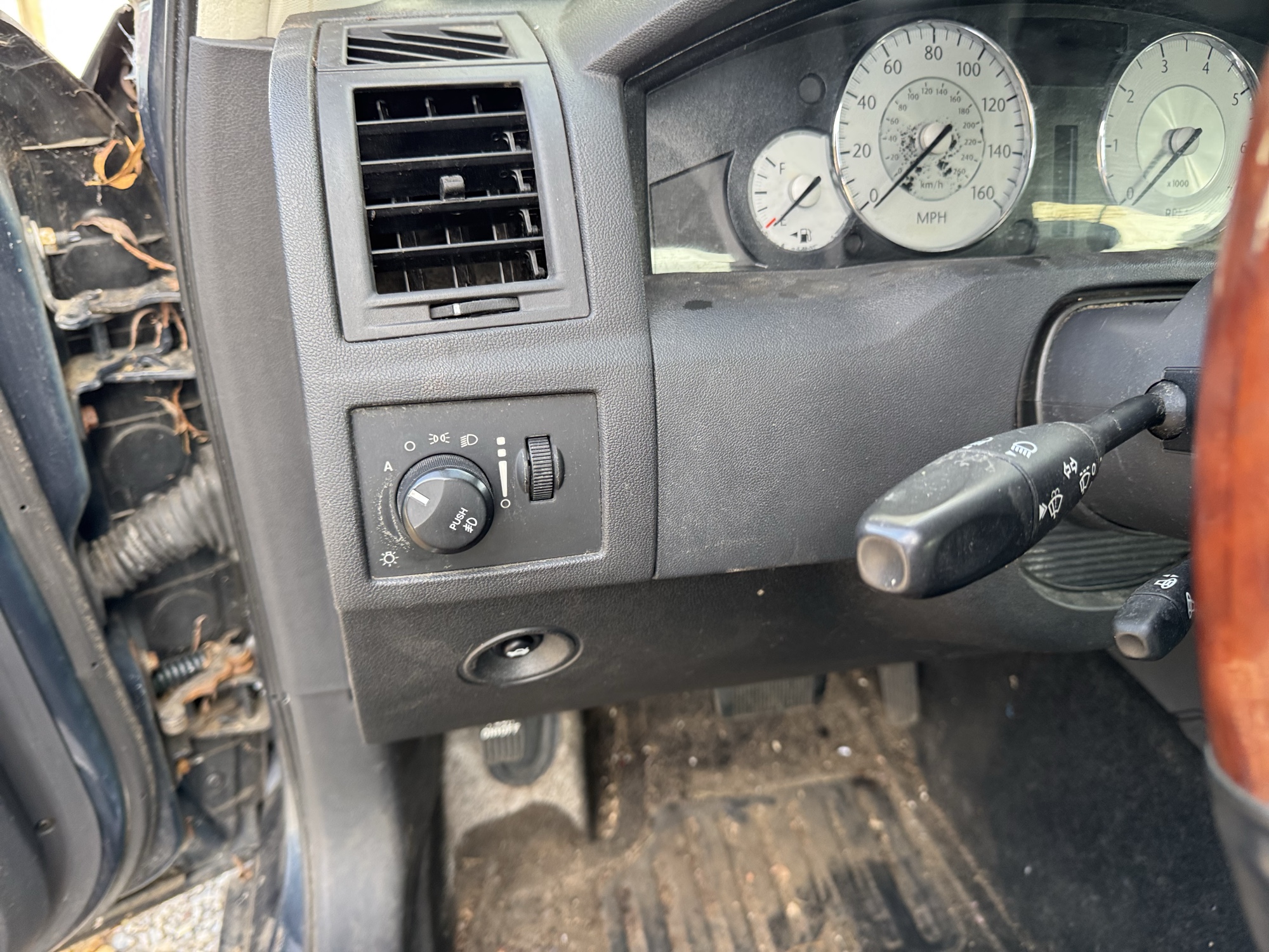 2008 chrysler 300 c for sale near Elk River, Minnesota 106719_37_left_of_steering_wheel.jpg
