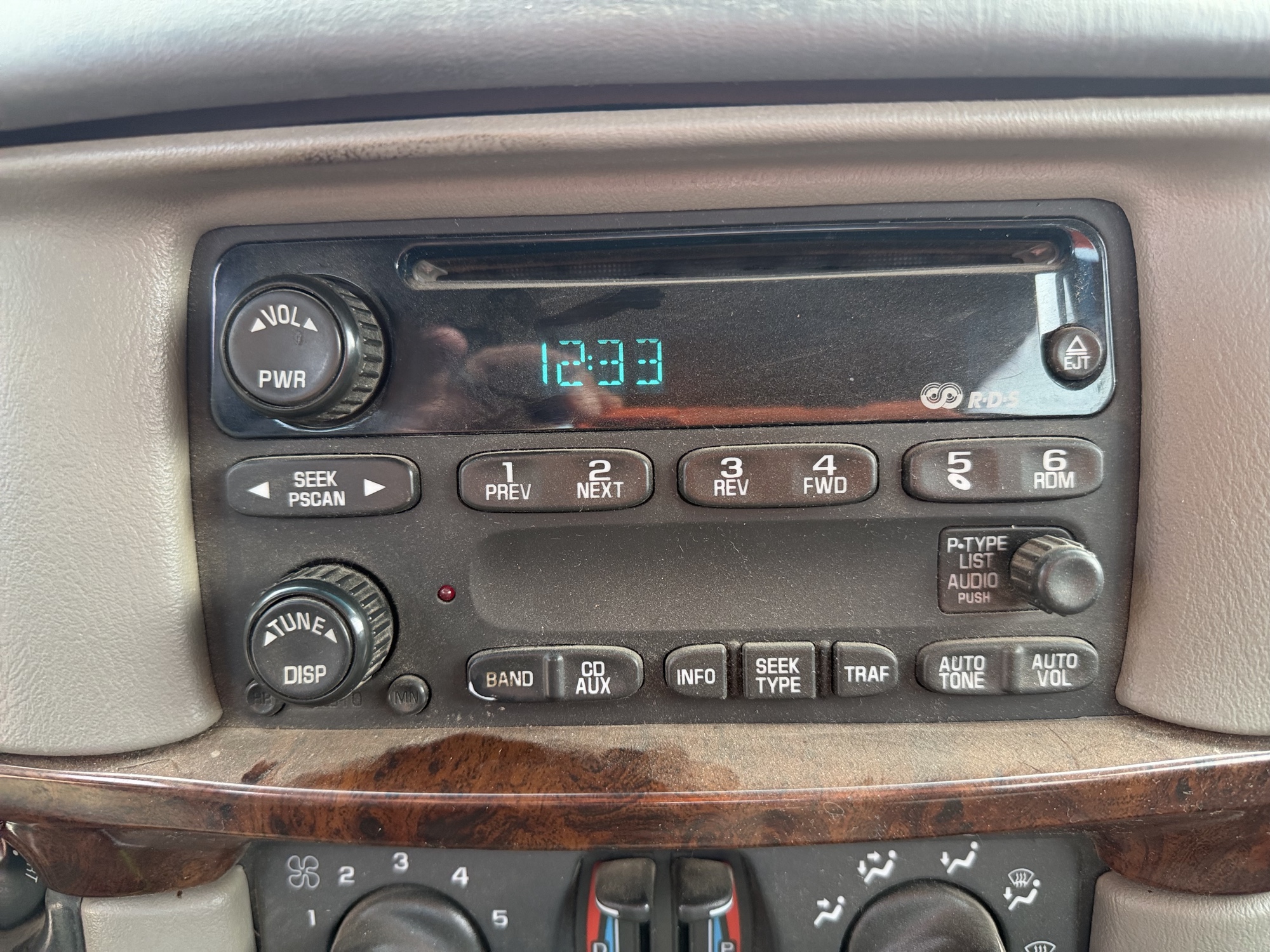 2003 chevrolet impala base with 320815 miles for sale near Elk River, Minnesota 106721_39_radio_closeup.jpg