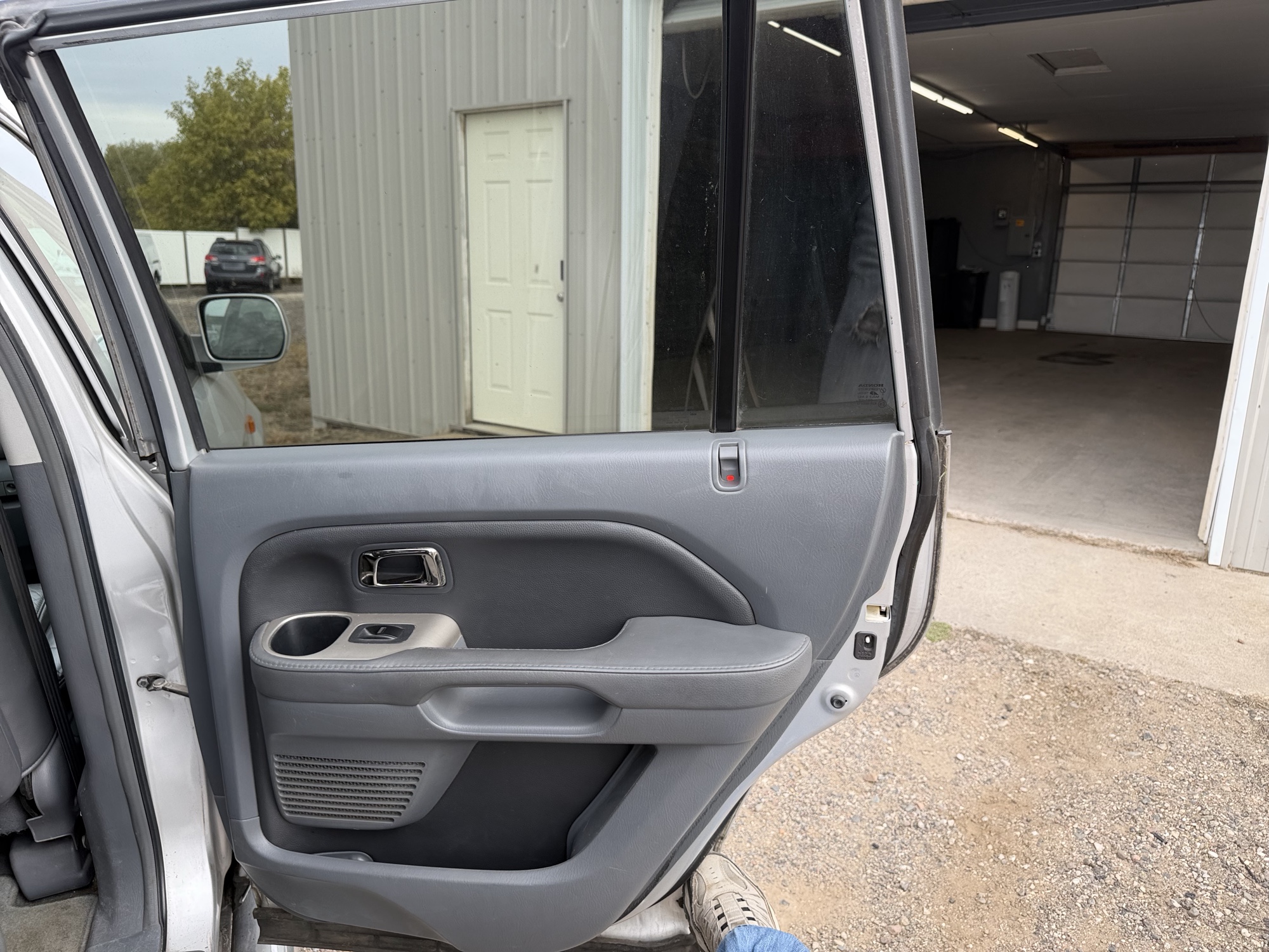 2008 honda pilot ex-l-4wd-at with 303368 miles for sale near Elk River, Minnesota 106723_30_pass_rear_door_panel.jpg