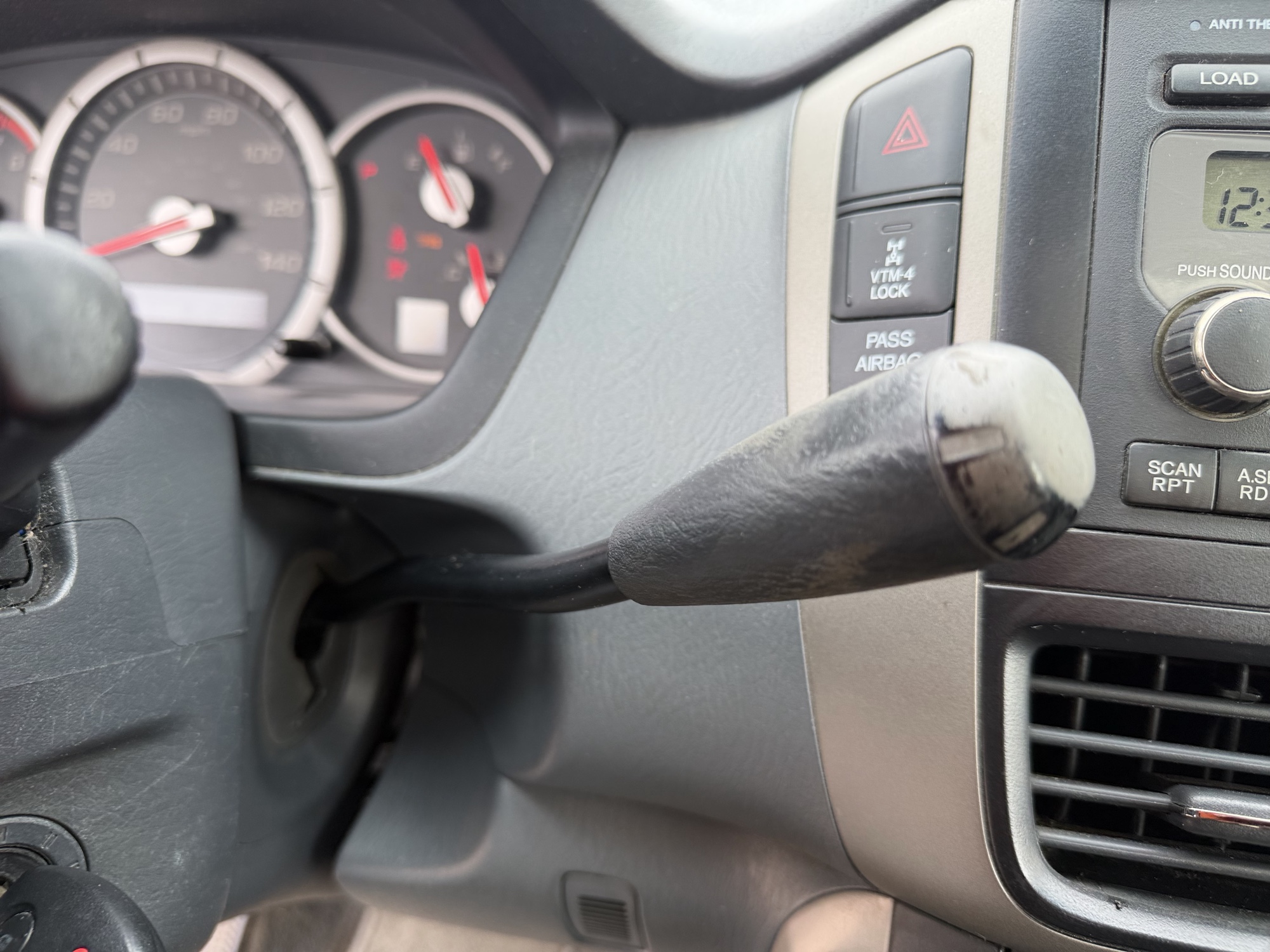 2008 honda pilot ex-l-4wd-at with 303368 miles for sale near Elk River, Minnesota 106723_41_shifter.jpg