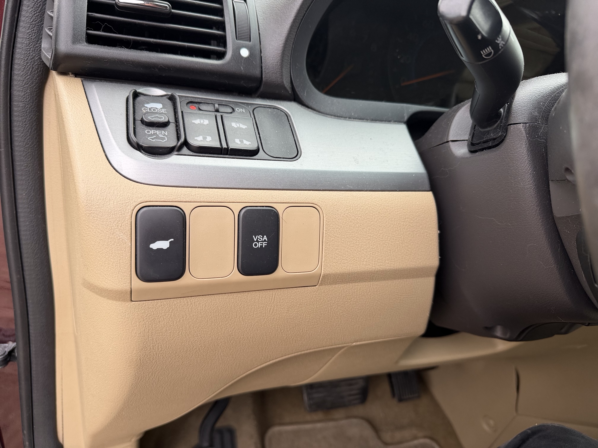 2010 honda odyssey ex-l with 204246 miles for sale near Elk River, Minnesota 106724_37_left_of_steering_wheel.jpg