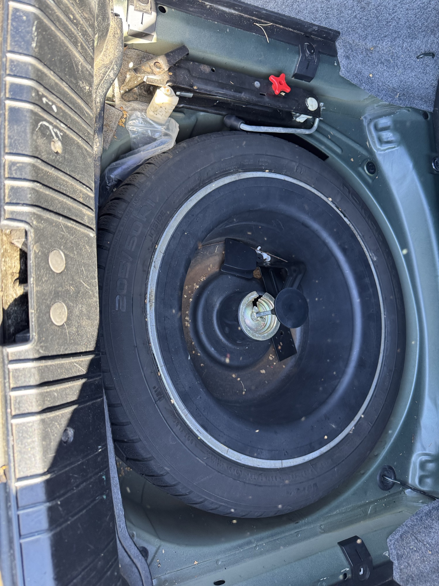 2005 bmw 3-series 330xi-sedan with 184119 miles for sale near Elk River, Minnesota 106728_27_spare_tire.jpg