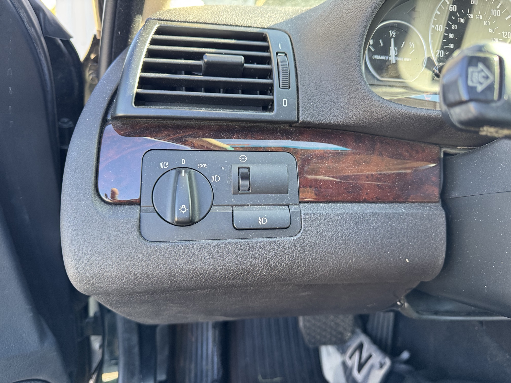 2005 bmw 3-series 330xi-sedan with 184119 miles for sale near Elk River, Minnesota 106728_37_left_of_steering_wheel.jpg