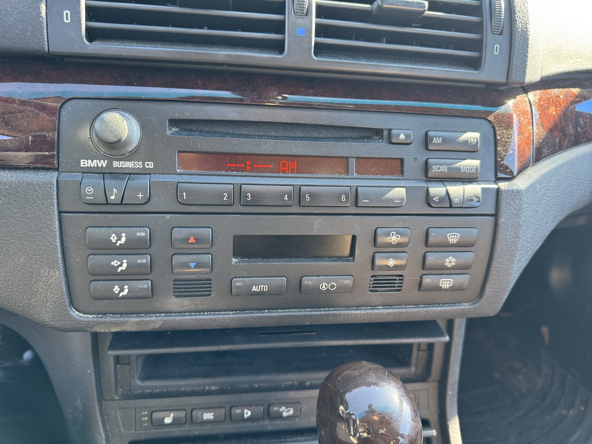 2005 bmw 3-series 330xi-sedan with 184119 miles for sale near Elk River, Minnesota 106728_39_radio_closeup.jpg
