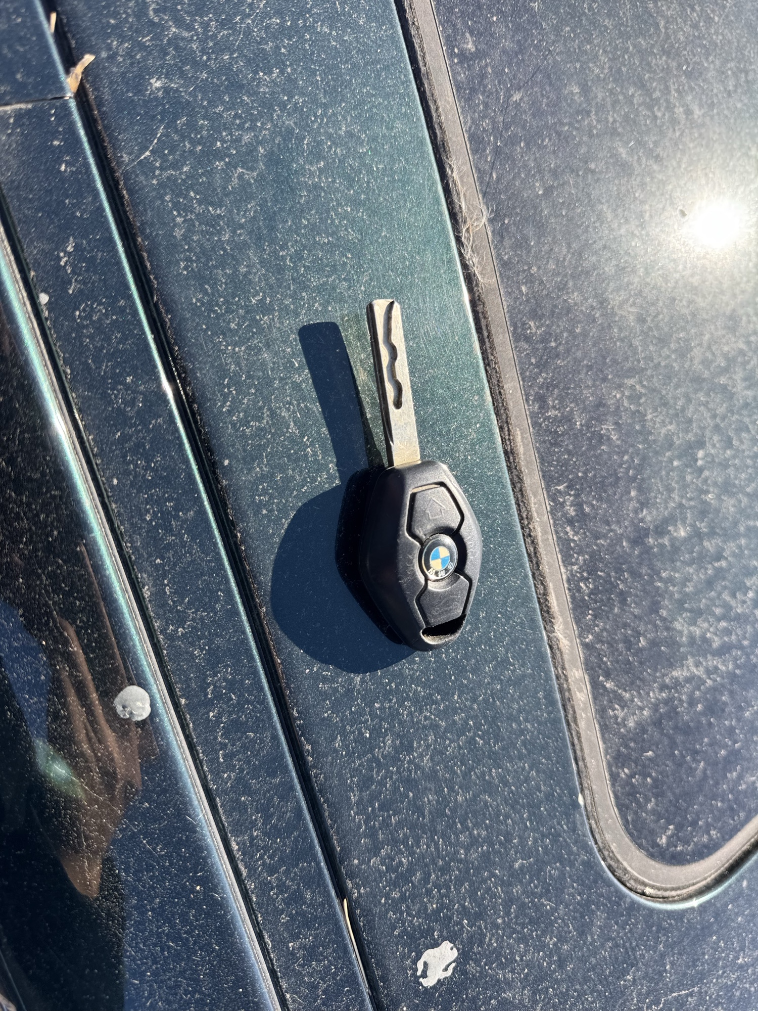 2005 bmw 3-series 330xi-sedan with 184119 miles for sale near Elk River, Minnesota 106728_51_keys.jpg
