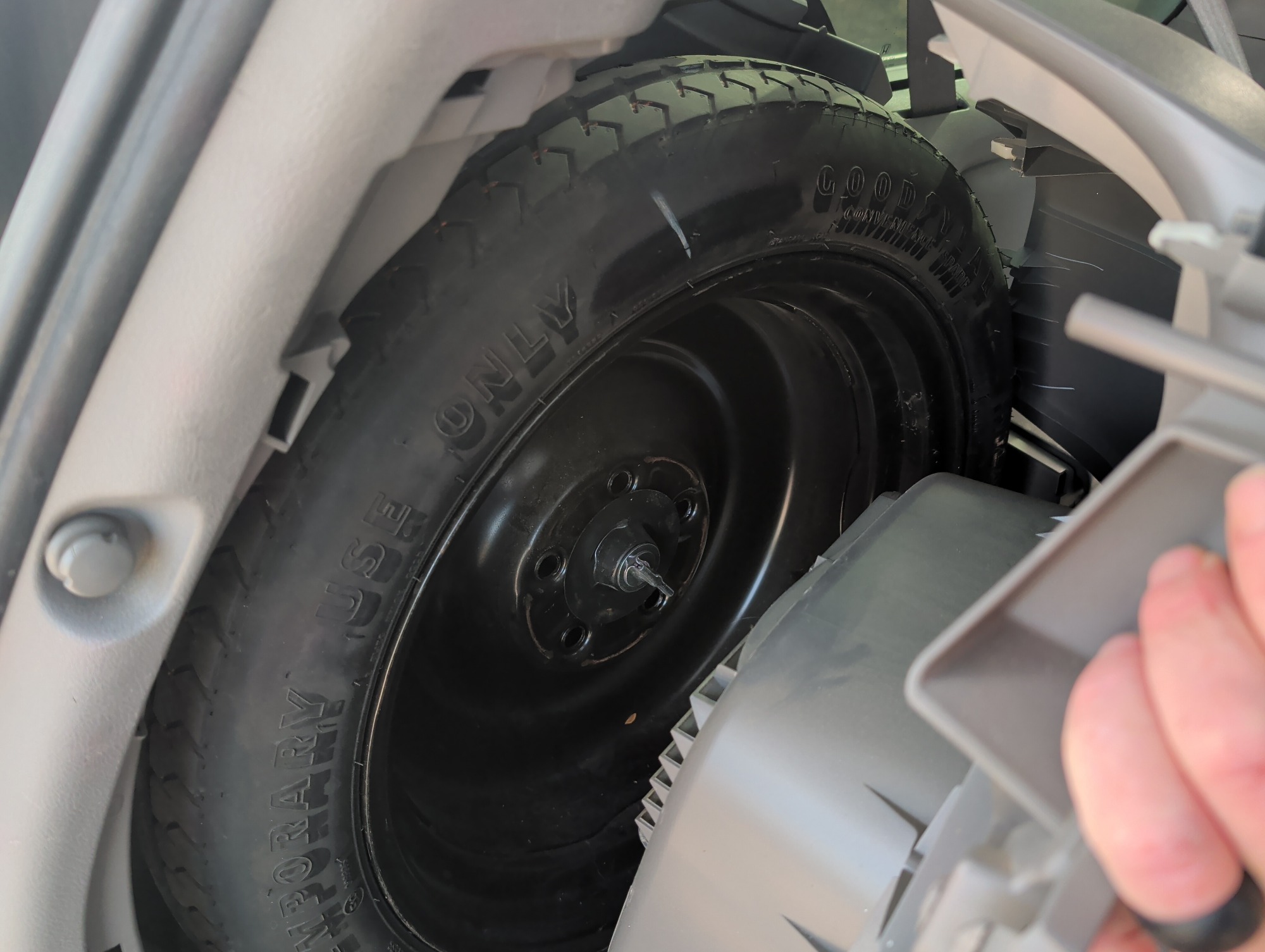 2010 honda odyssey ex-l with 186371 miles for sale near Elk River, Minnesota 106729_27_spare_tire.jpg