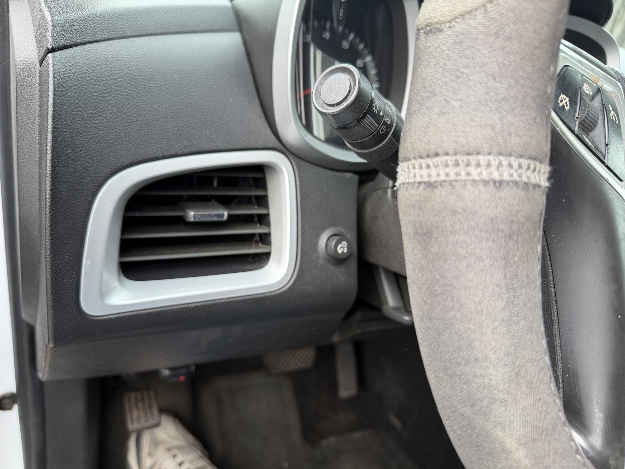 2011 chevrolet equinox ltz-2wd with 105523 miles for sale near Elk River, Minnesota 106730_37_left_of_steering_wheel.jpg