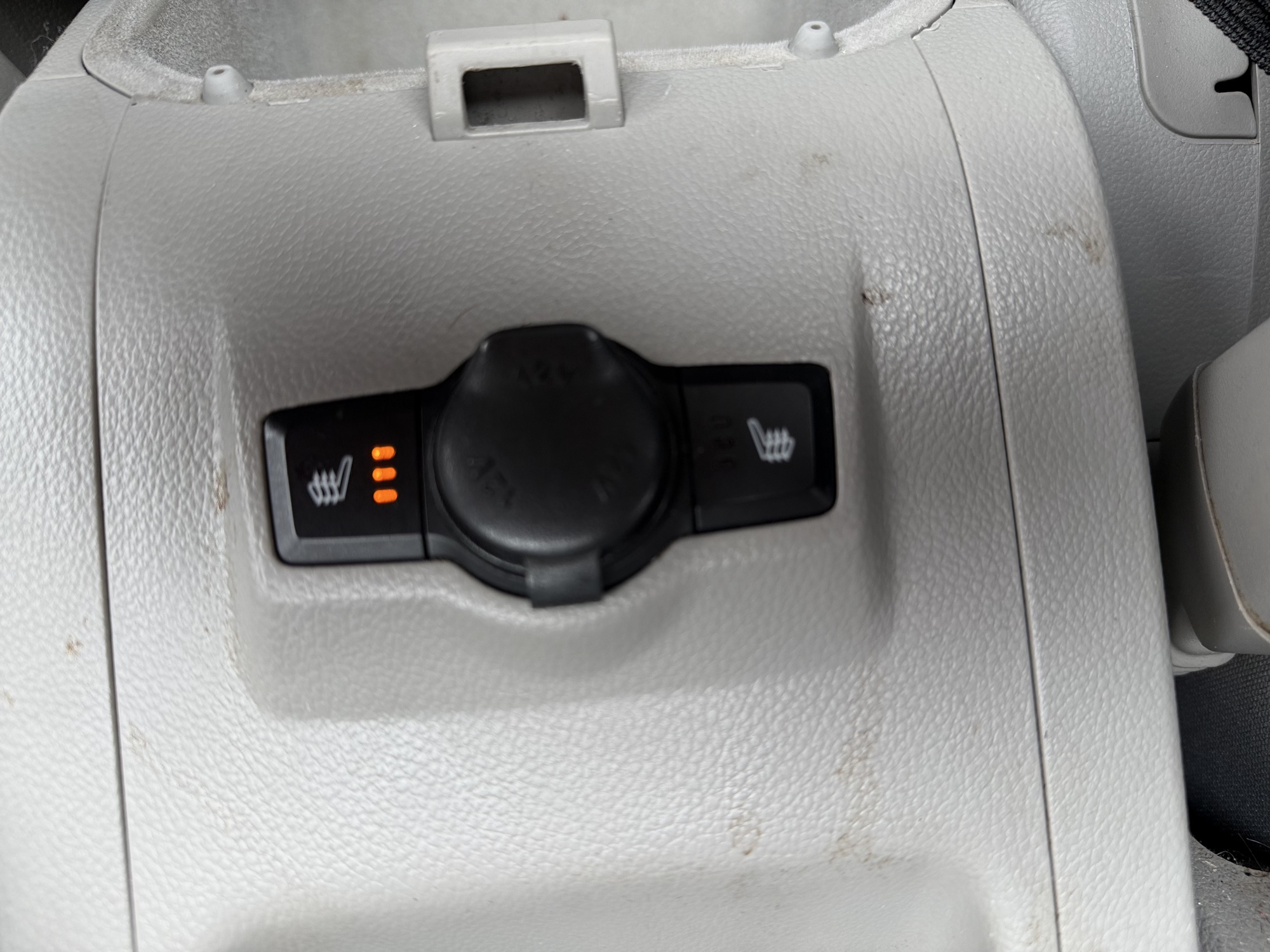 2008 saturn vue fwd-4-cylinder-xe with 219141 miles for sale near Elk River, Minnesota 106731_42_heated_seat_switches.jpg