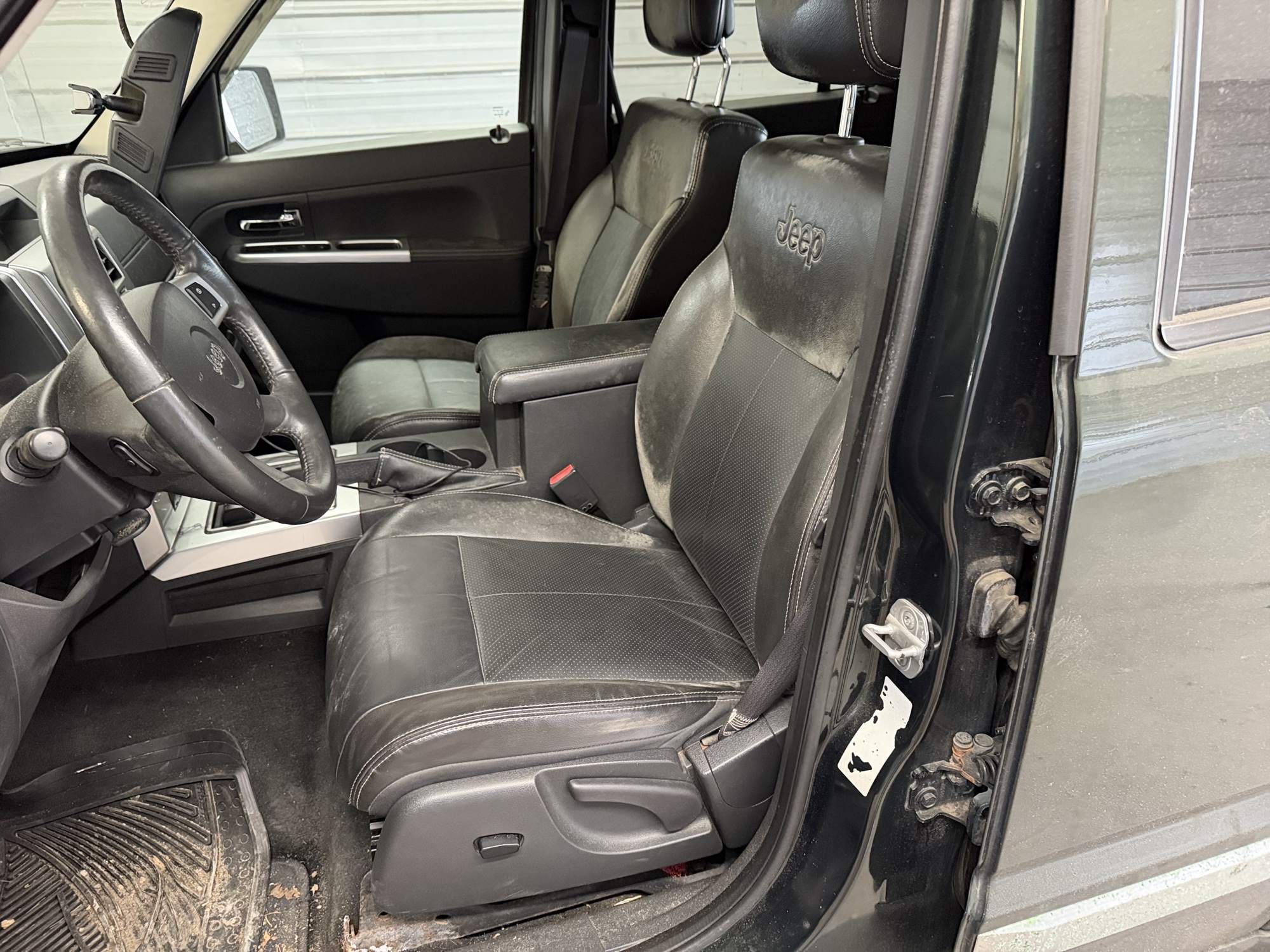 2010 jeep liberty limited-4wd with 118681 miles for sale near Elk River, Minnesota 106732_22_driver_seat.jpg