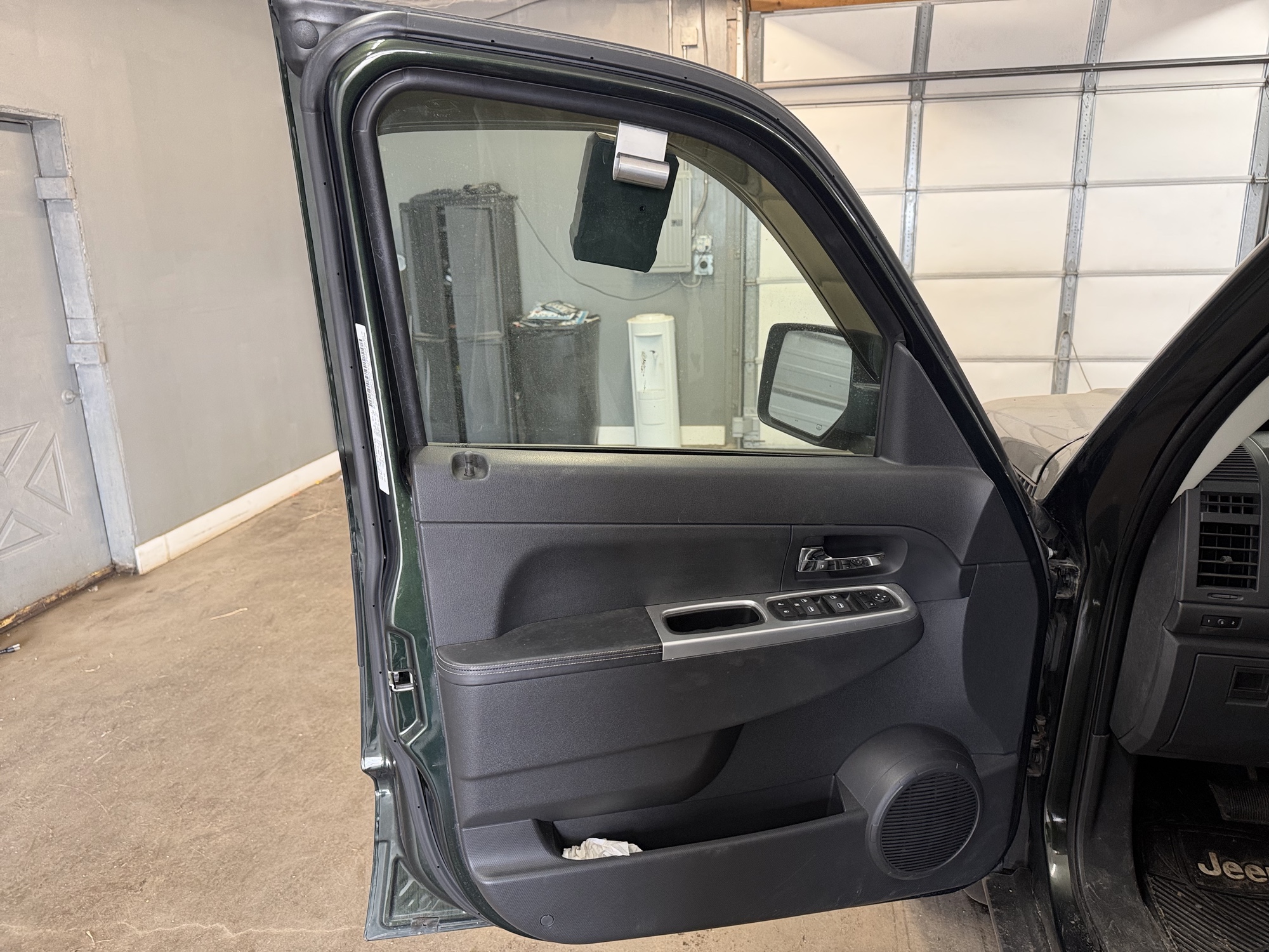 2010 jeep liberty limited-4wd with 118681 miles for sale near Elk River, Minnesota 106732_23_driver_door_panel.jpg