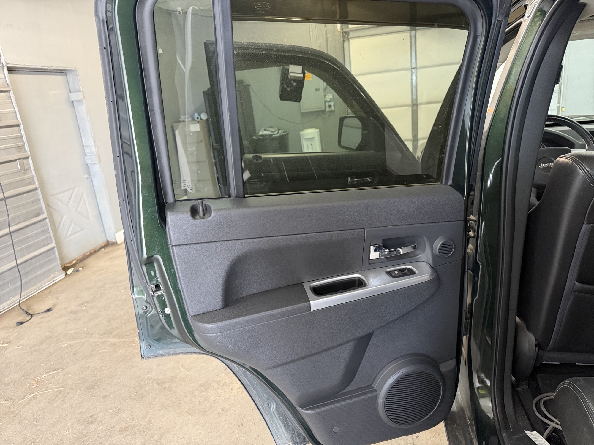 2010 jeep liberty limited-4wd with 118681 miles for sale near Elk River, Minnesota 106732_25_drv_rear_door_panel.jpg