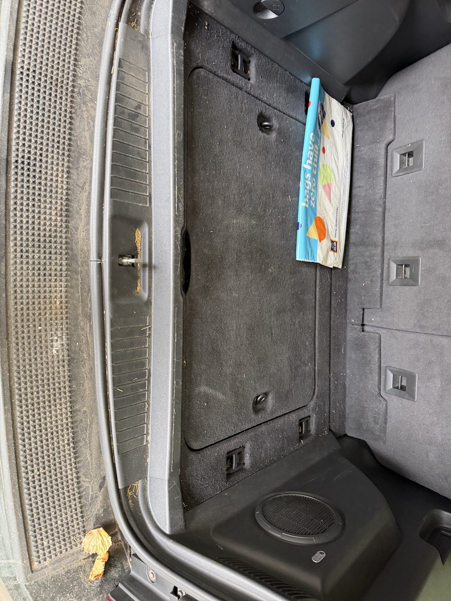 2010 jeep liberty limited-4wd with 118681 miles for sale near Elk River, Minnesota 106732_26_trunk.jpg