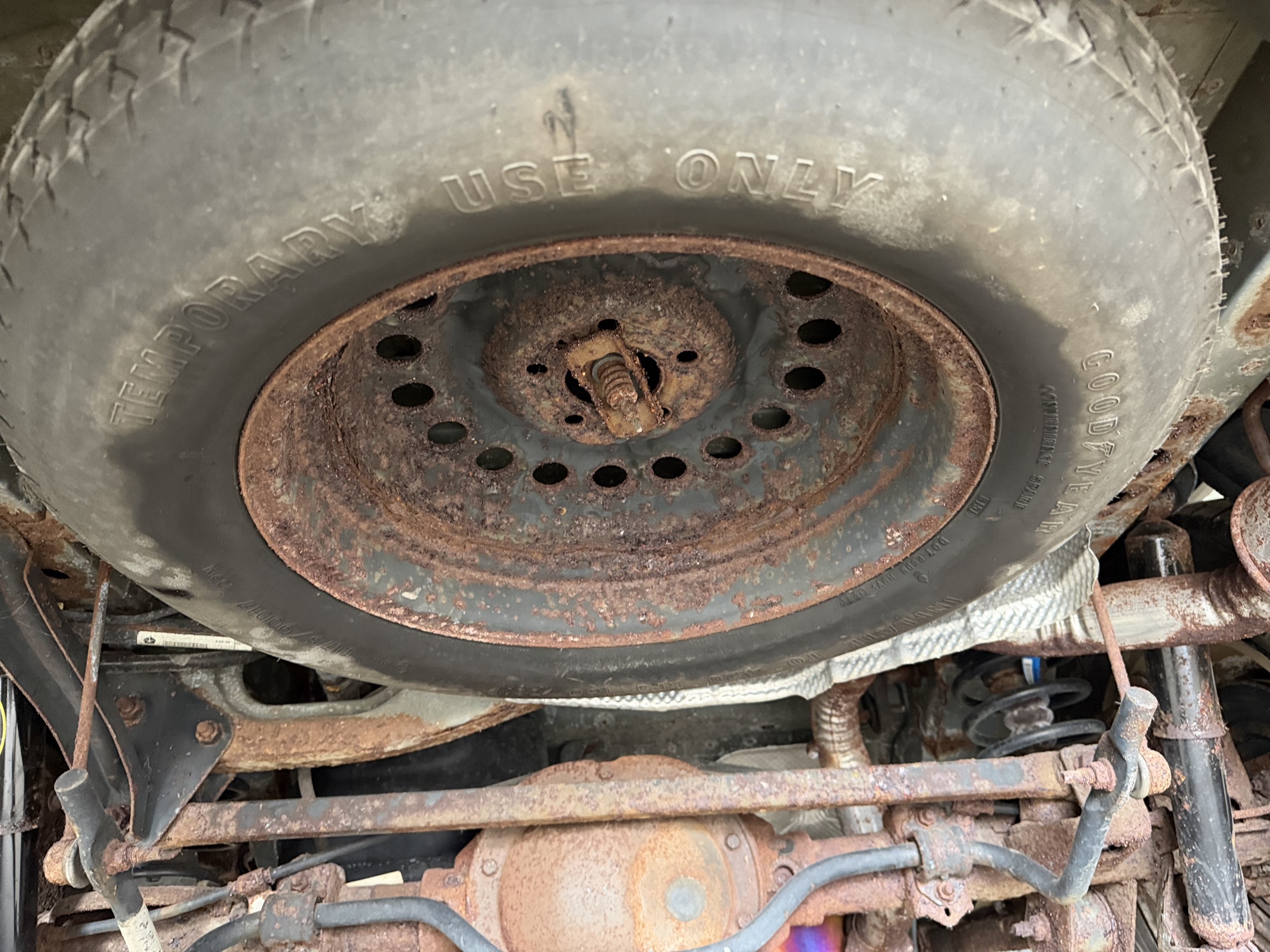 2010 jeep liberty limited-4wd with 118681 miles for sale near Elk River, Minnesota 106732_27_spare_tire.jpg