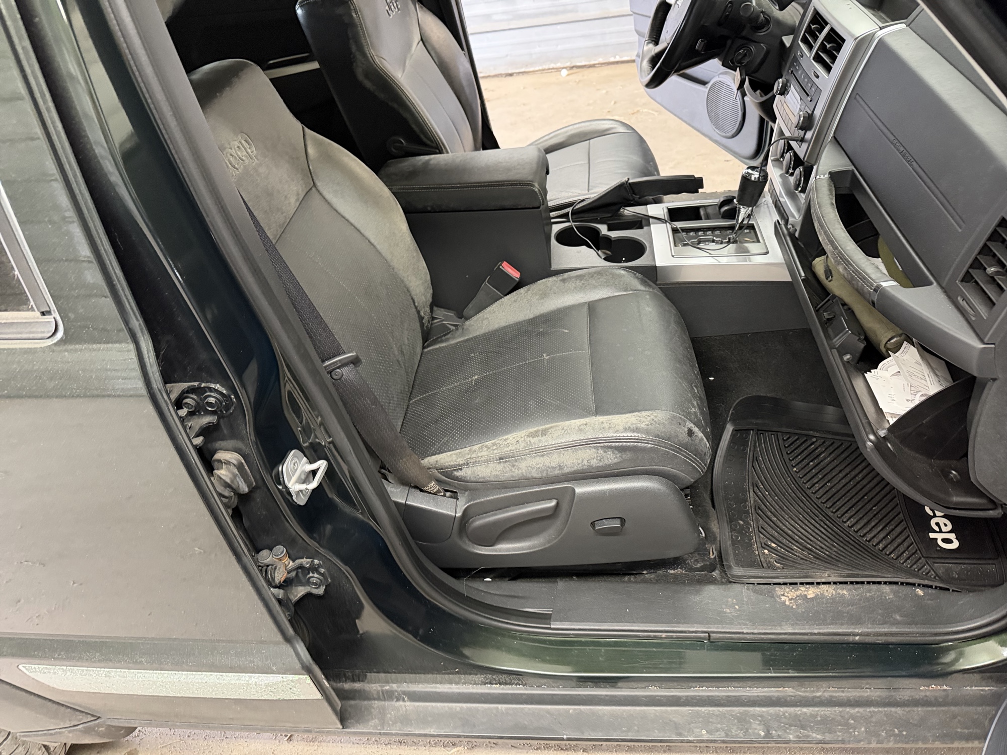 2010 jeep liberty limited-4wd with 118681 miles for sale near Elk River, Minnesota 106732_31_passenger_seat.jpg