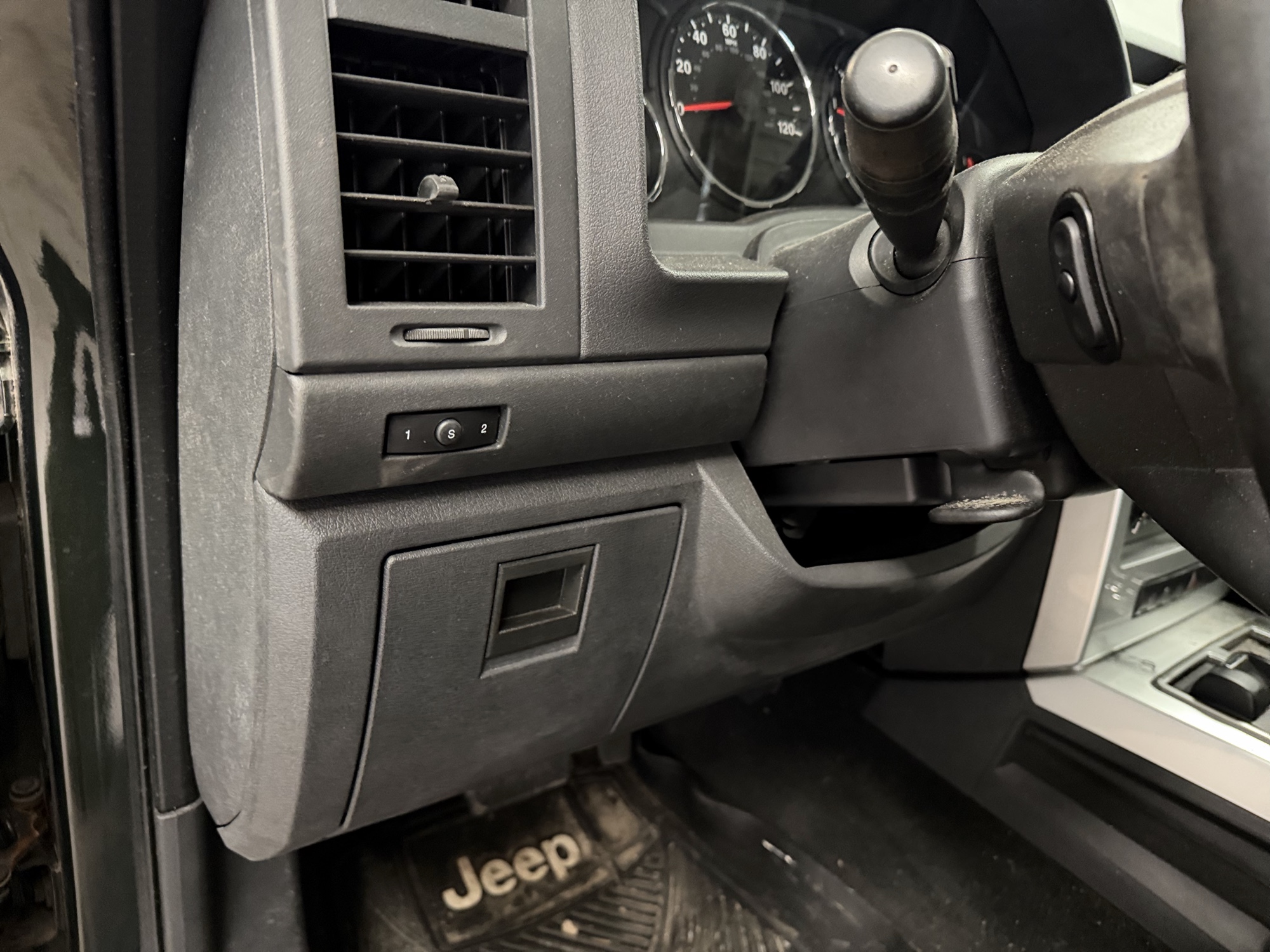 2010 jeep liberty limited-4wd with 118681 miles for sale near Elk River, Minnesota 106732_37_left_of_steering_wheel.jpg