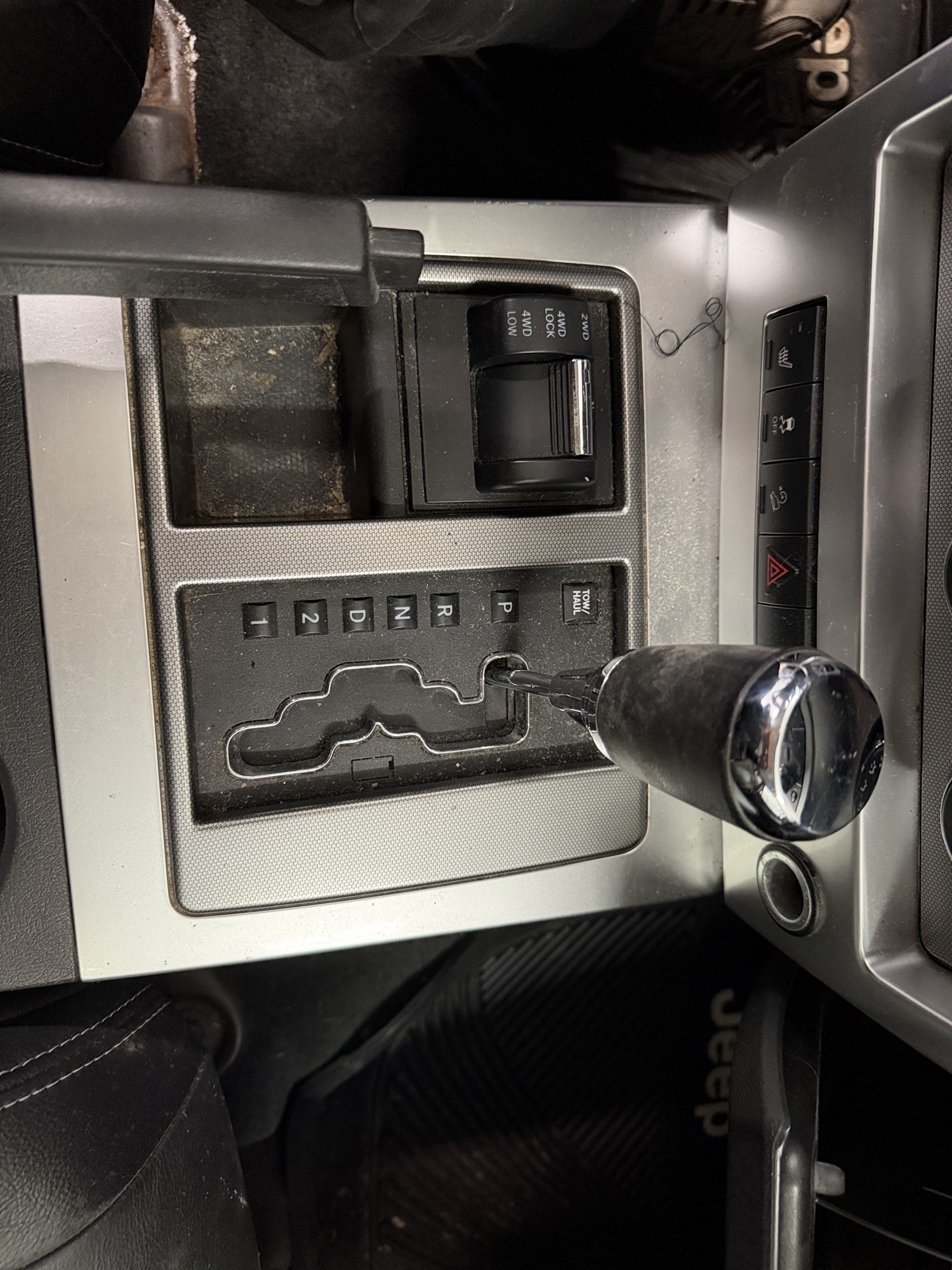 2010 jeep liberty limited-4wd with 118681 miles for sale near Elk River, Minnesota 106732_41_shifter.jpg