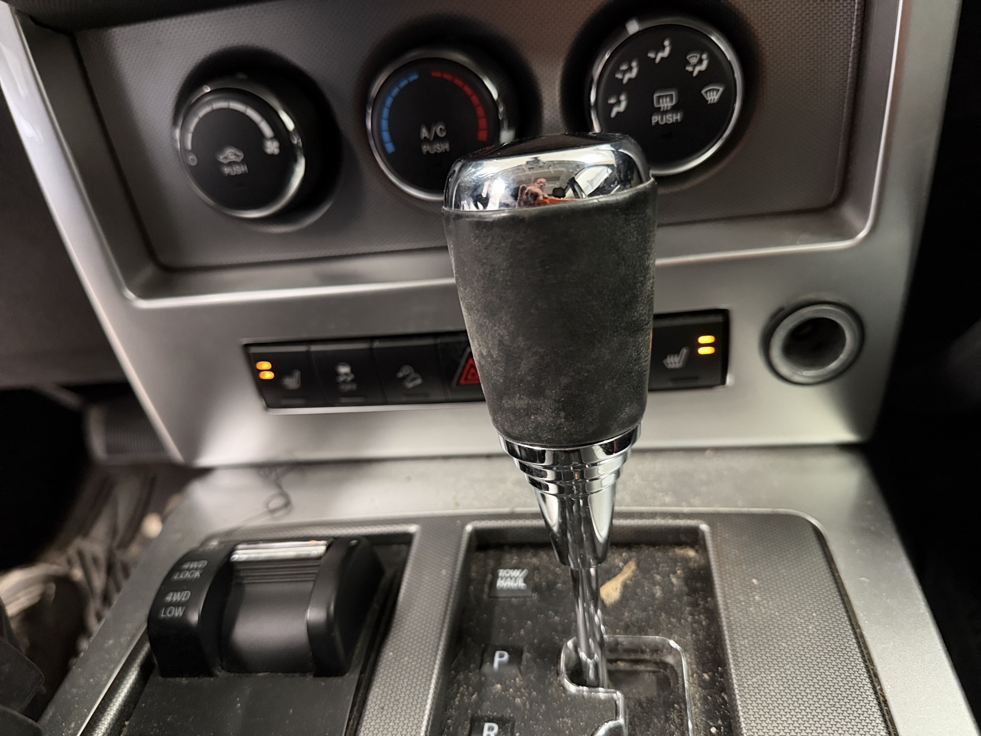 2010 jeep liberty limited-4wd with 118681 miles for sale near Elk River, Minnesota 106732_42_heated_seat_switches.jpg