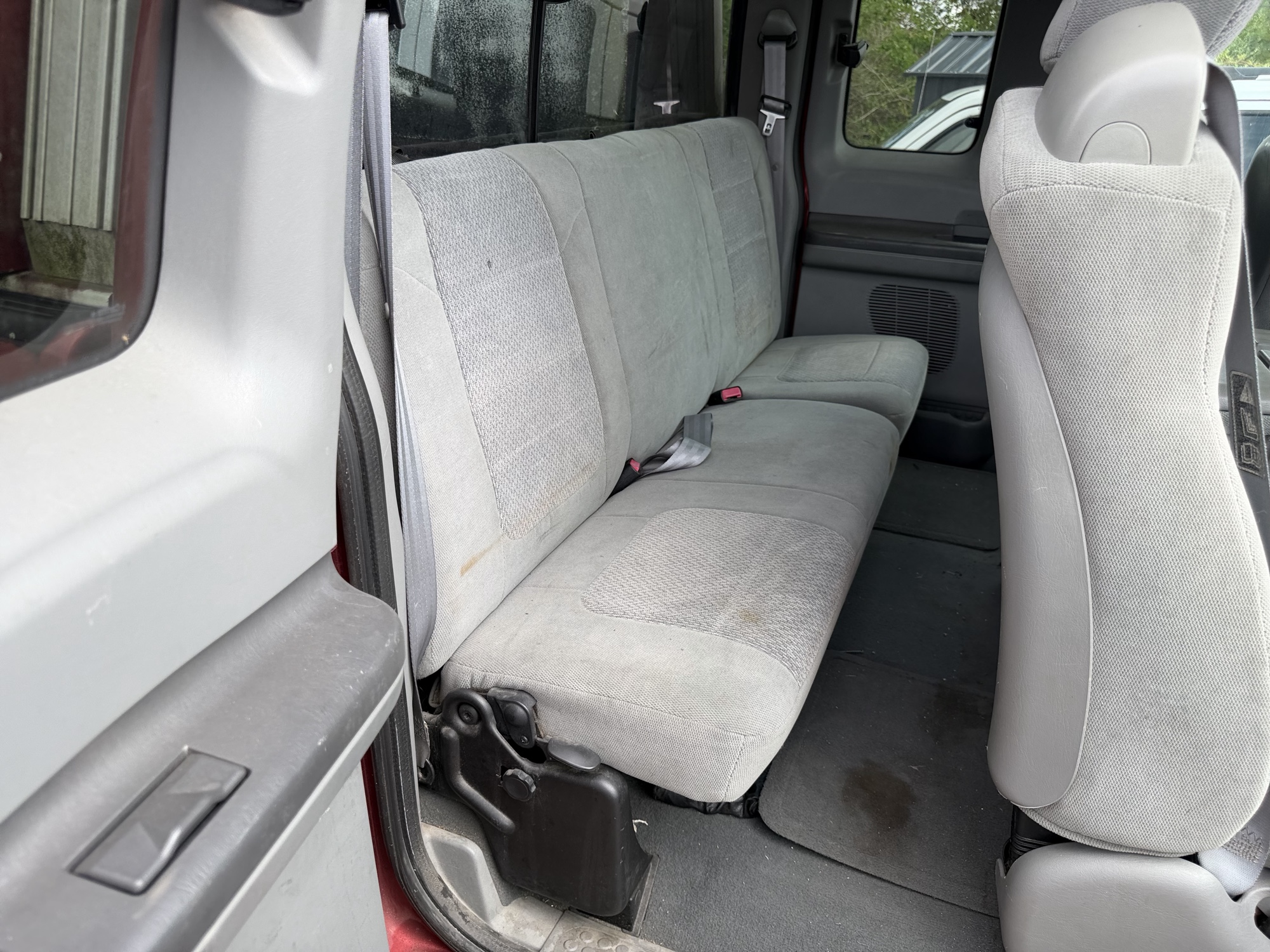 2003 ford f-350-sd xl-supercab-4wd with 175726 miles for sale near St. Louis, Missouri 106734_28_pass_rear_seat.jpg