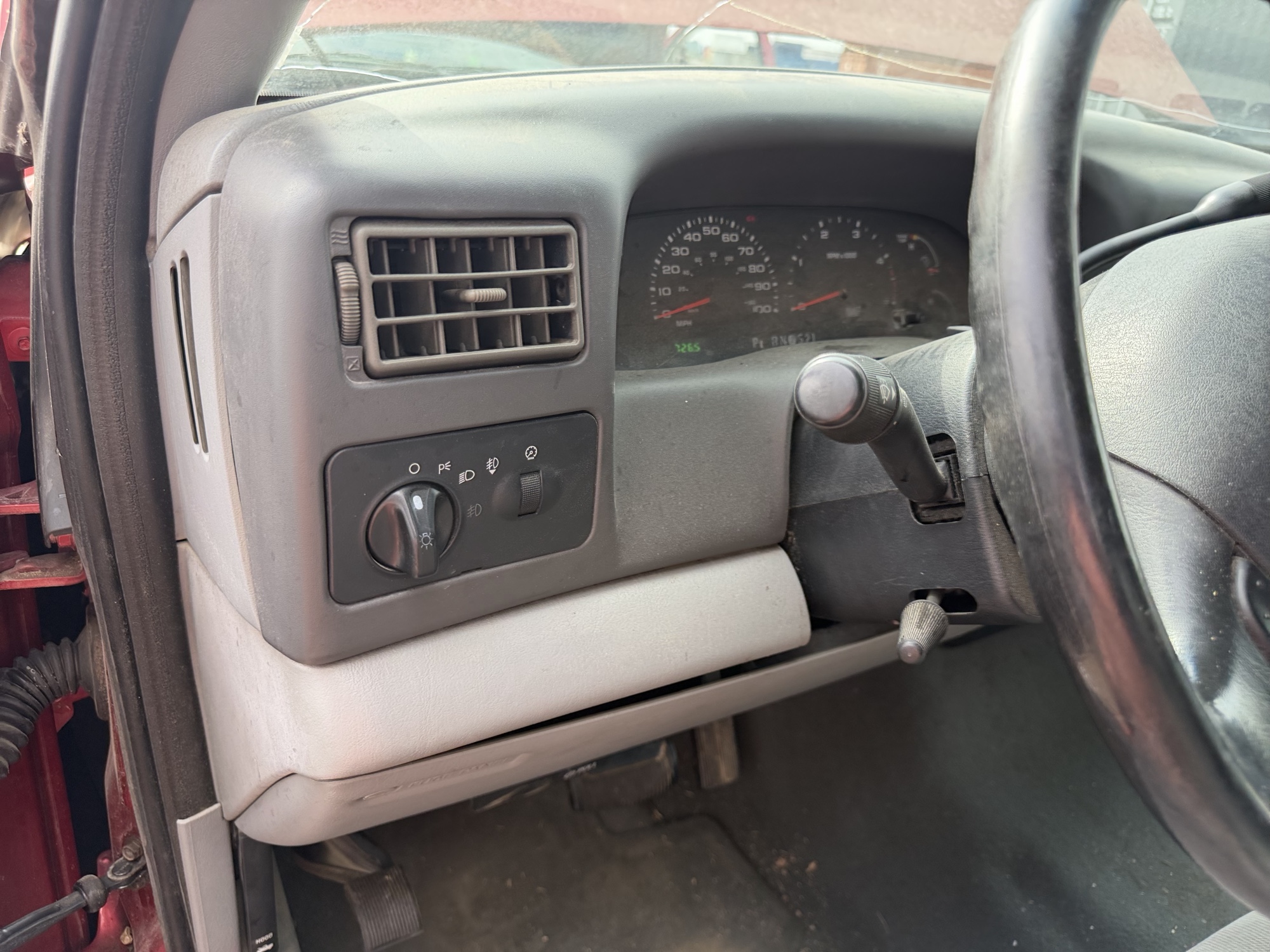 2003 ford f-350-sd xl-supercab-4wd with 175726 miles for sale near St. Louis, Missouri 106734_37_left_of_steering_wheel.jpg