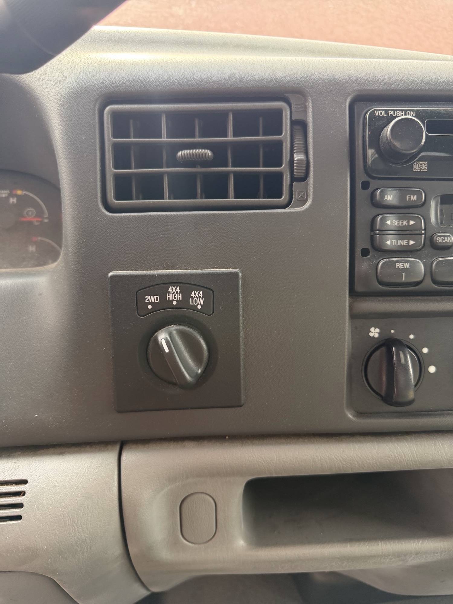 2003 ford f-350-sd xl-supercab-4wd with 175726 miles for sale near St. Louis, Missouri 106734_38_4x4_switch.jpg
