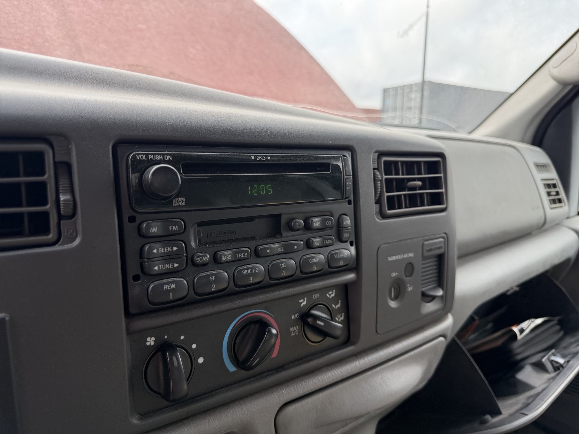 2003 ford f-350-sd xl-supercab-4wd with 175726 miles for sale near St. Louis, Missouri 106734_39_radio_closeup.jpg