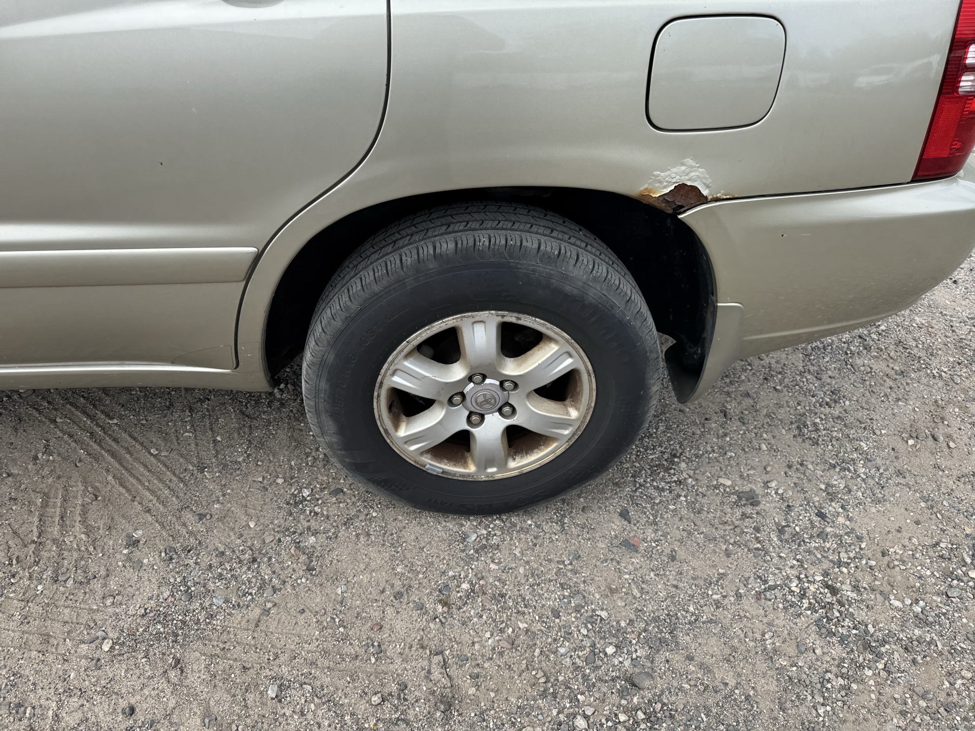 2003 toyota highlander v6-4wd with 185560 miles for sale near Elk River, Minnesota 106735_13_rear_drv_wheel.jpg